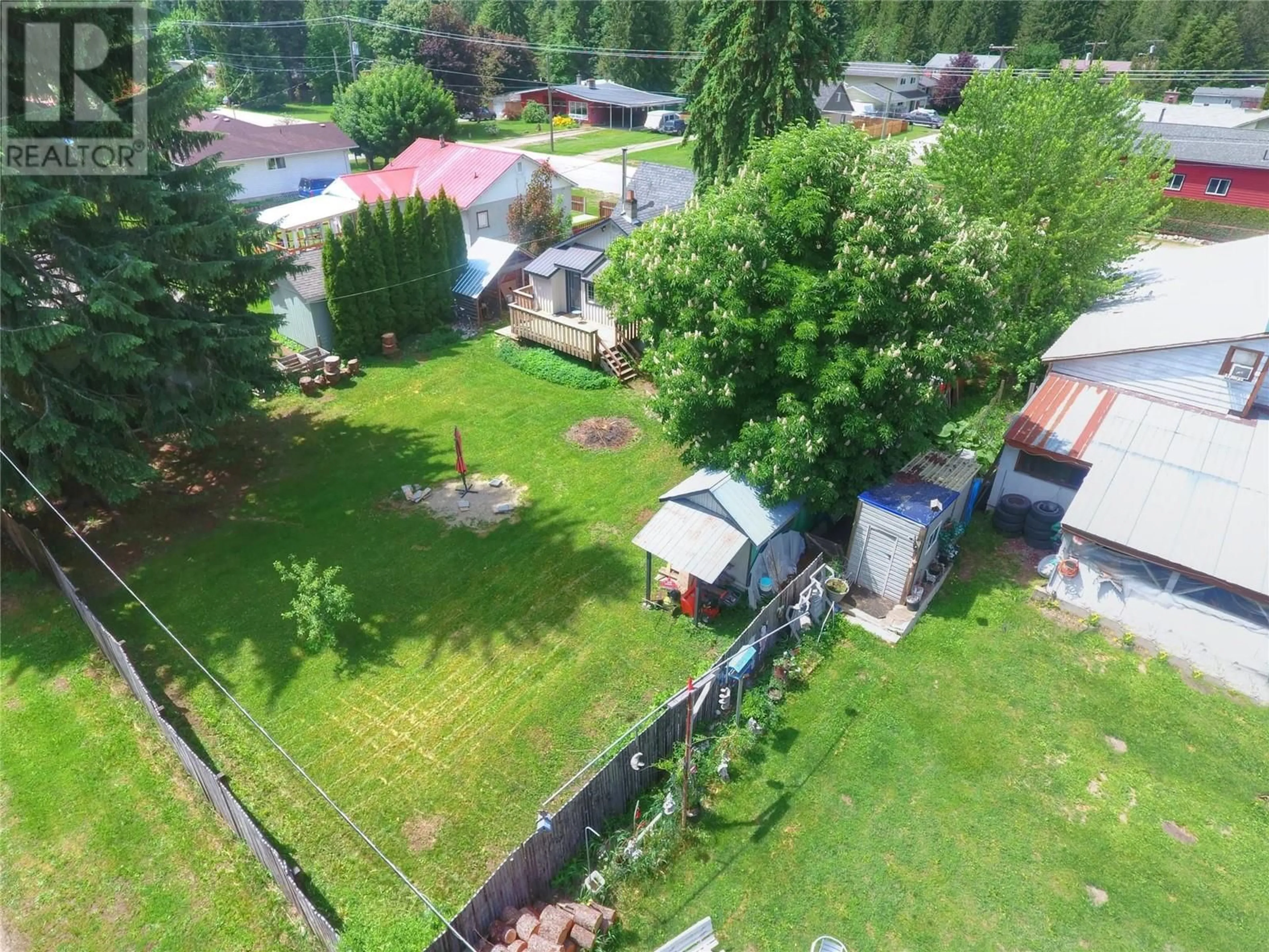 A pic from outside/outdoor area/front of a property/back of a property/a pic from drone, unknown for 705 GLENDALE AVENUE, Salmo British Columbia V0G1Z0