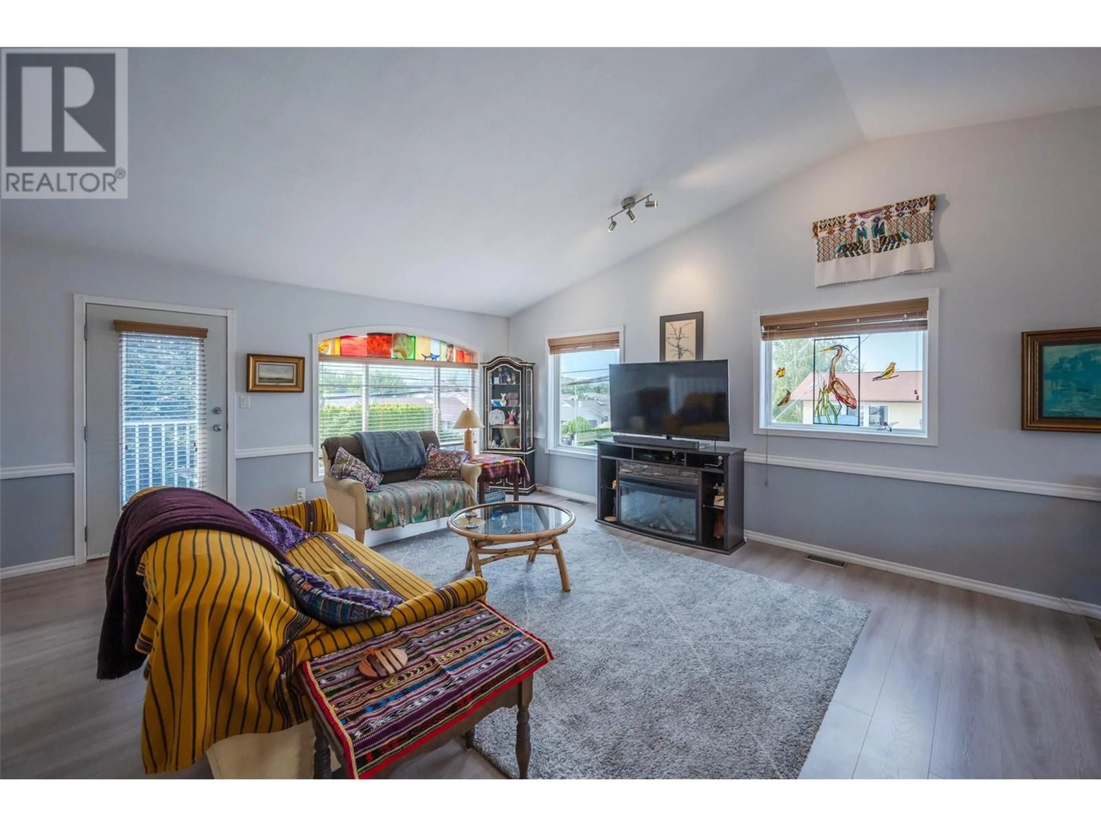 Living room with furniture, wood/laminate floor for 101 - 2002 QUEBEC STREET, Penticton British Columbia V2A6E3