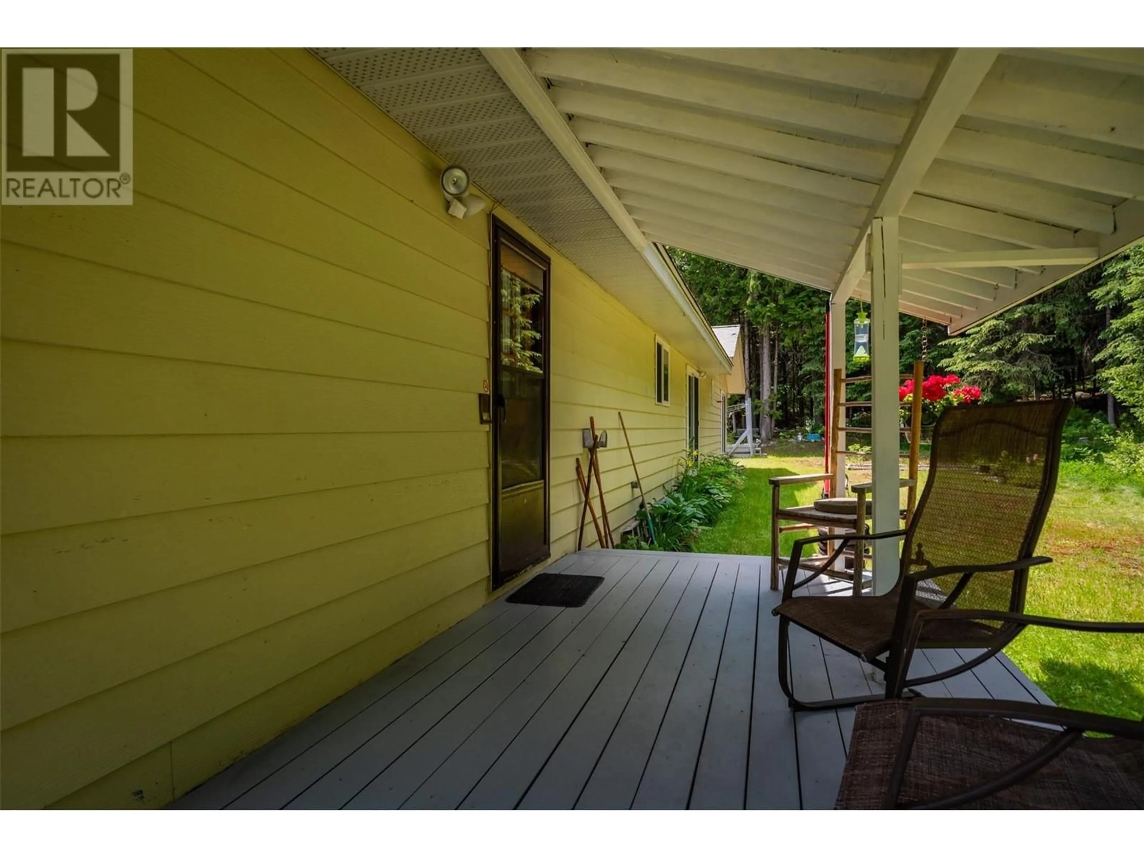 Patio, street for 125 BEAVERVALE ROAD, Ross Spur British Columbia V0G1L1