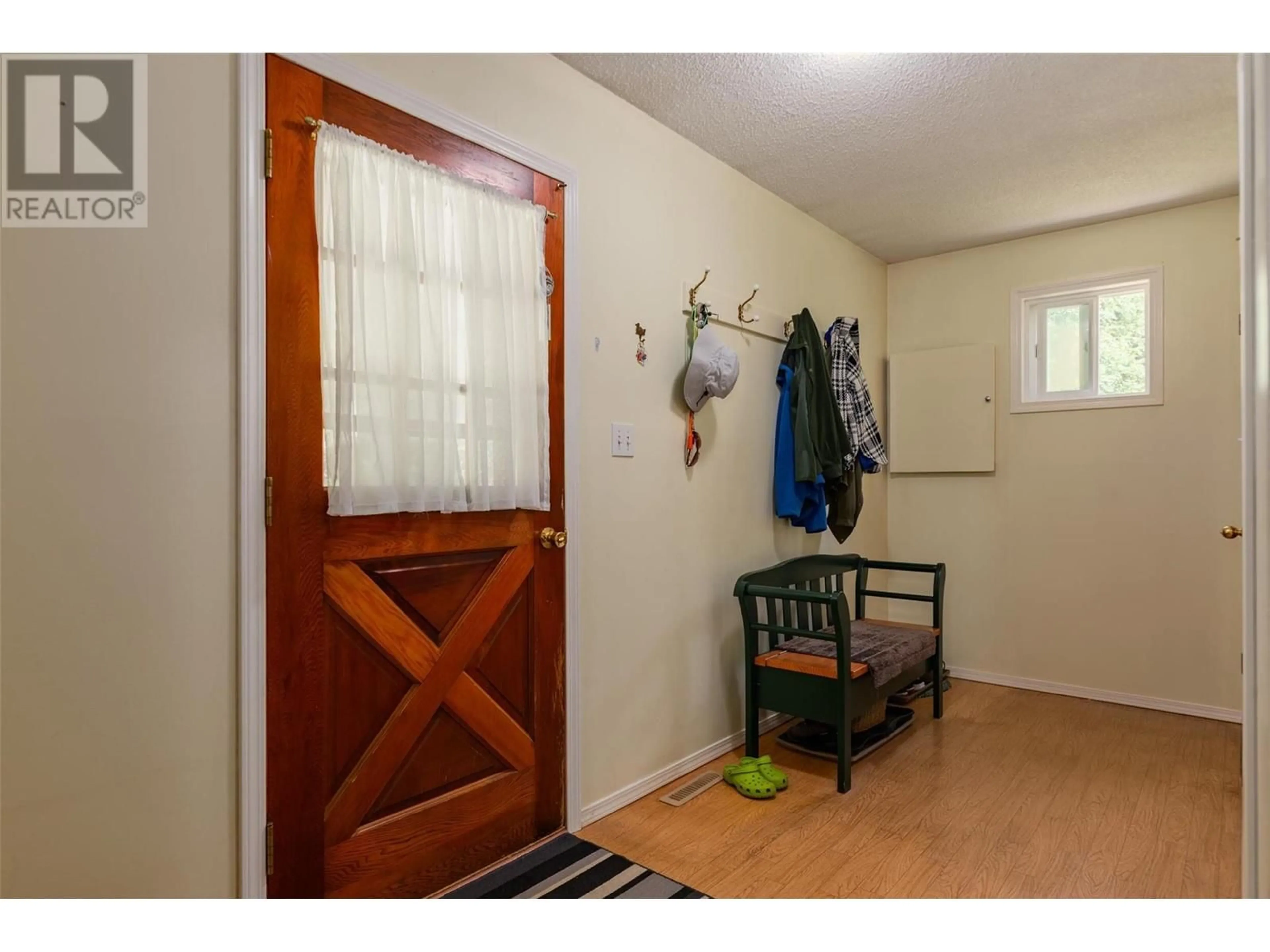 Indoor entryway for 125 BEAVERVALE ROAD, Ross Spur British Columbia V0G1L1