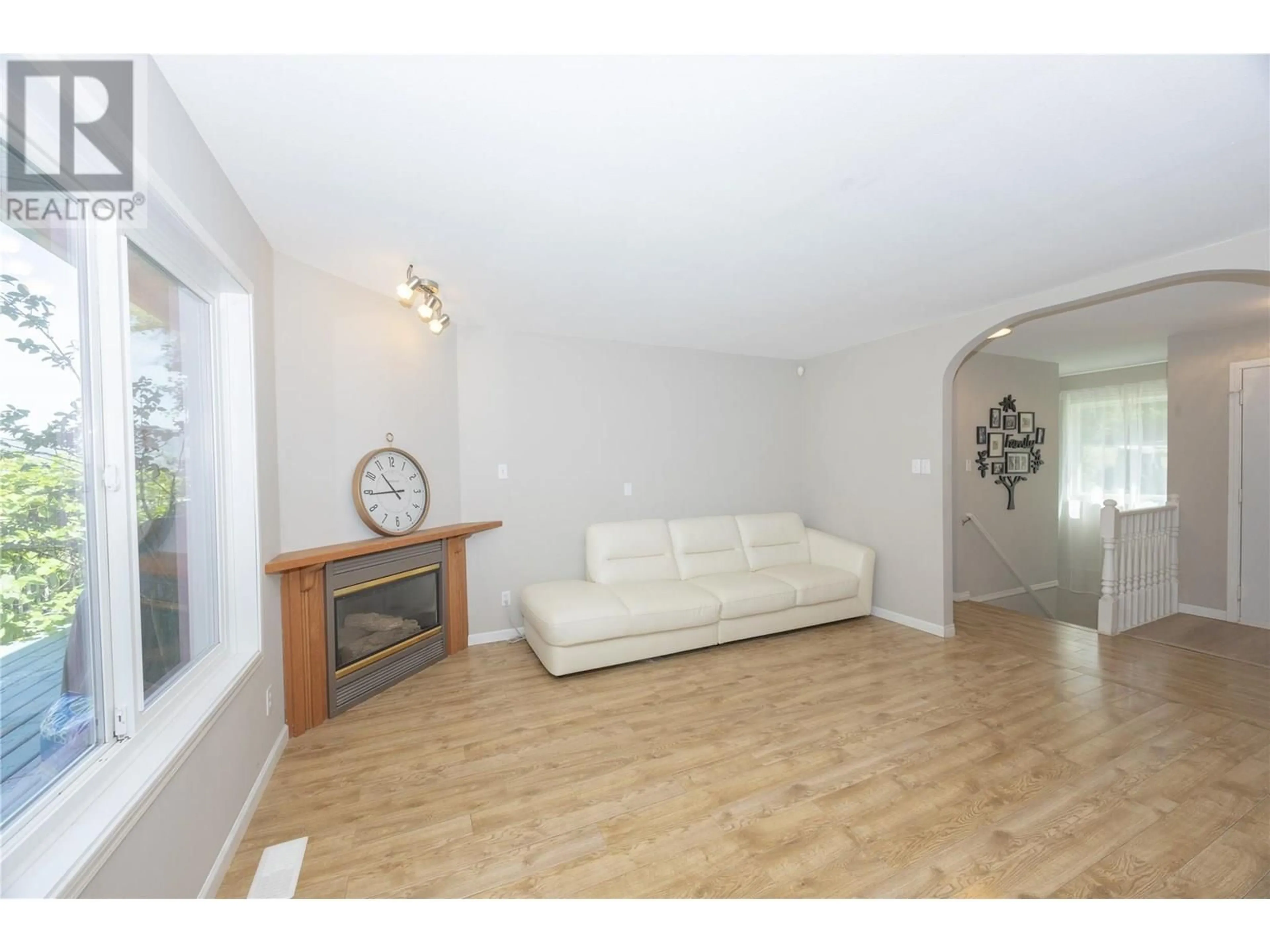Living room with furniture, wood/laminate floor for 10580 BONNIE DRIVE, Lake Country British Columbia V4V1W1