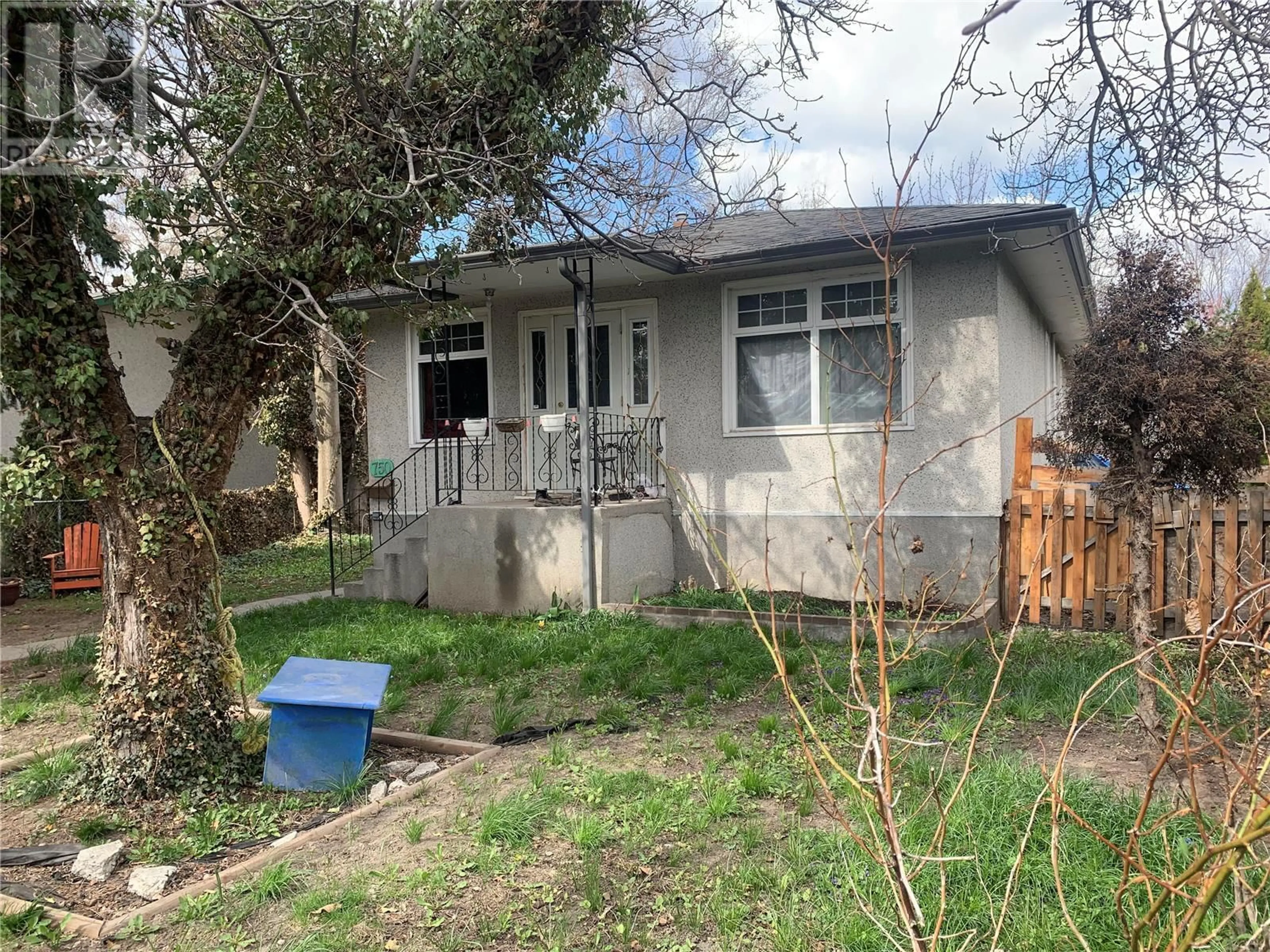 A pic from outside/outdoor area/front of a property/back of a property/a pic from drone, street for 750 FULLER AVENUE, Kelowna British Columbia V1Y6X3