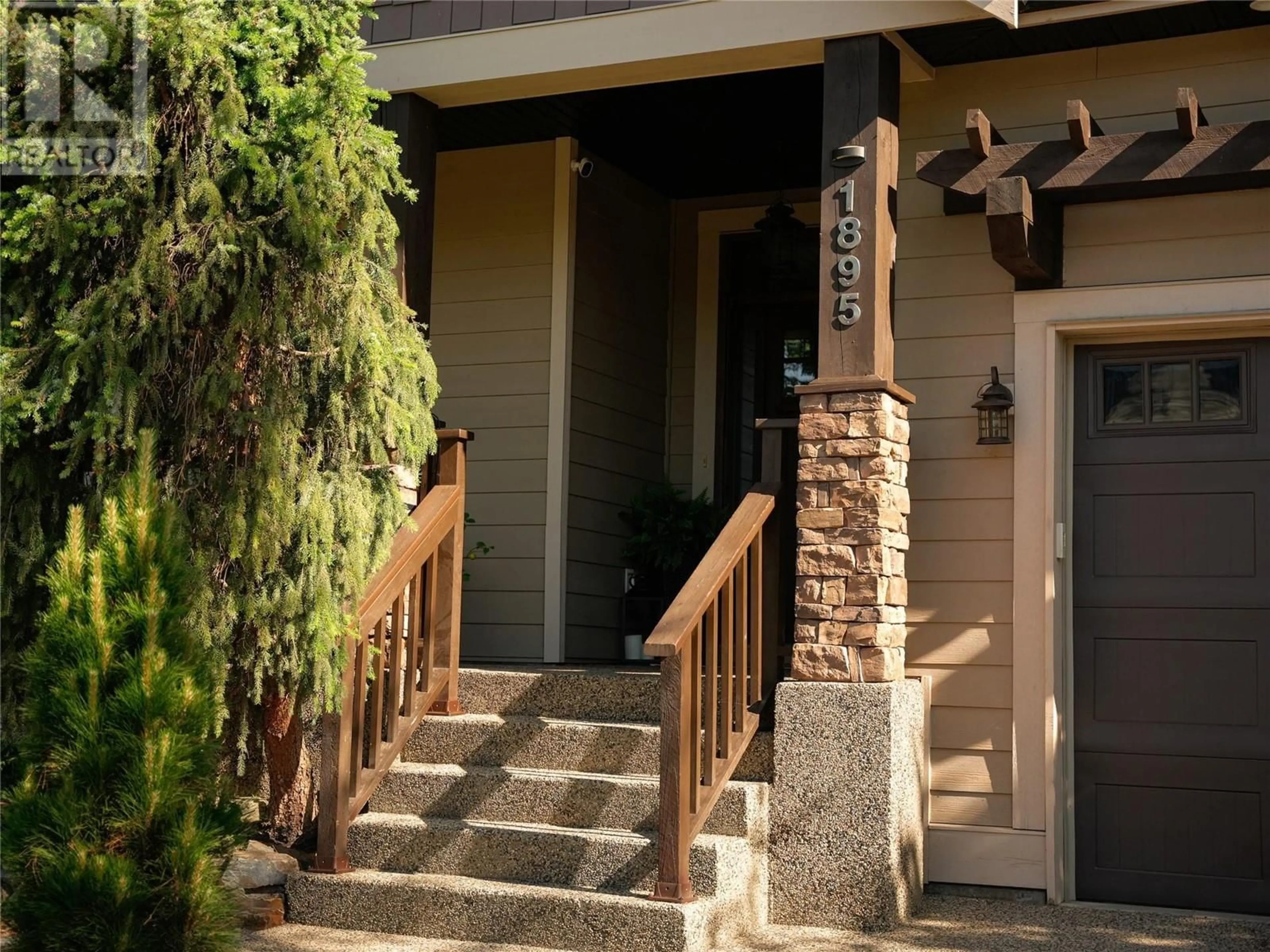 Indoor entryway for 1895 HIDDEN LAKE PLACE, Kelowna British Columbia V1V2W8