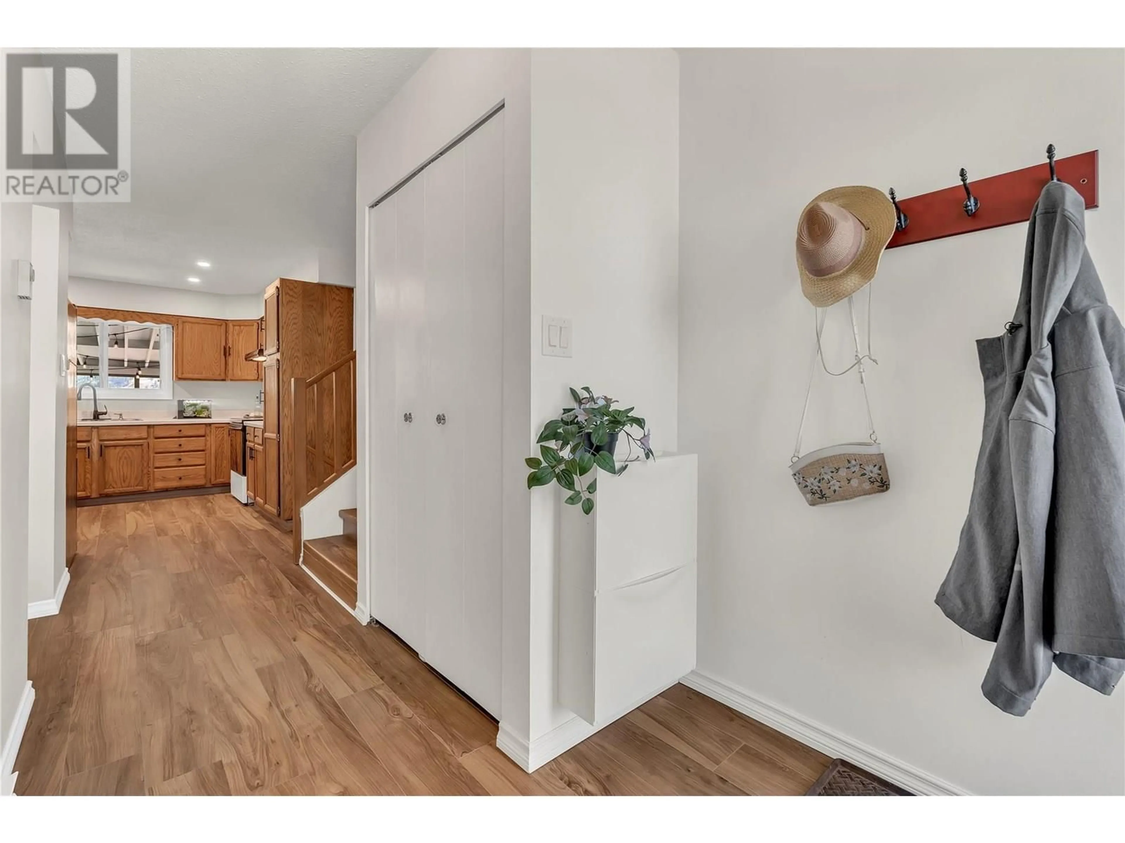 Indoor entryway for 531 3RD AVENUE, Keremeos British Columbia V1L2B3