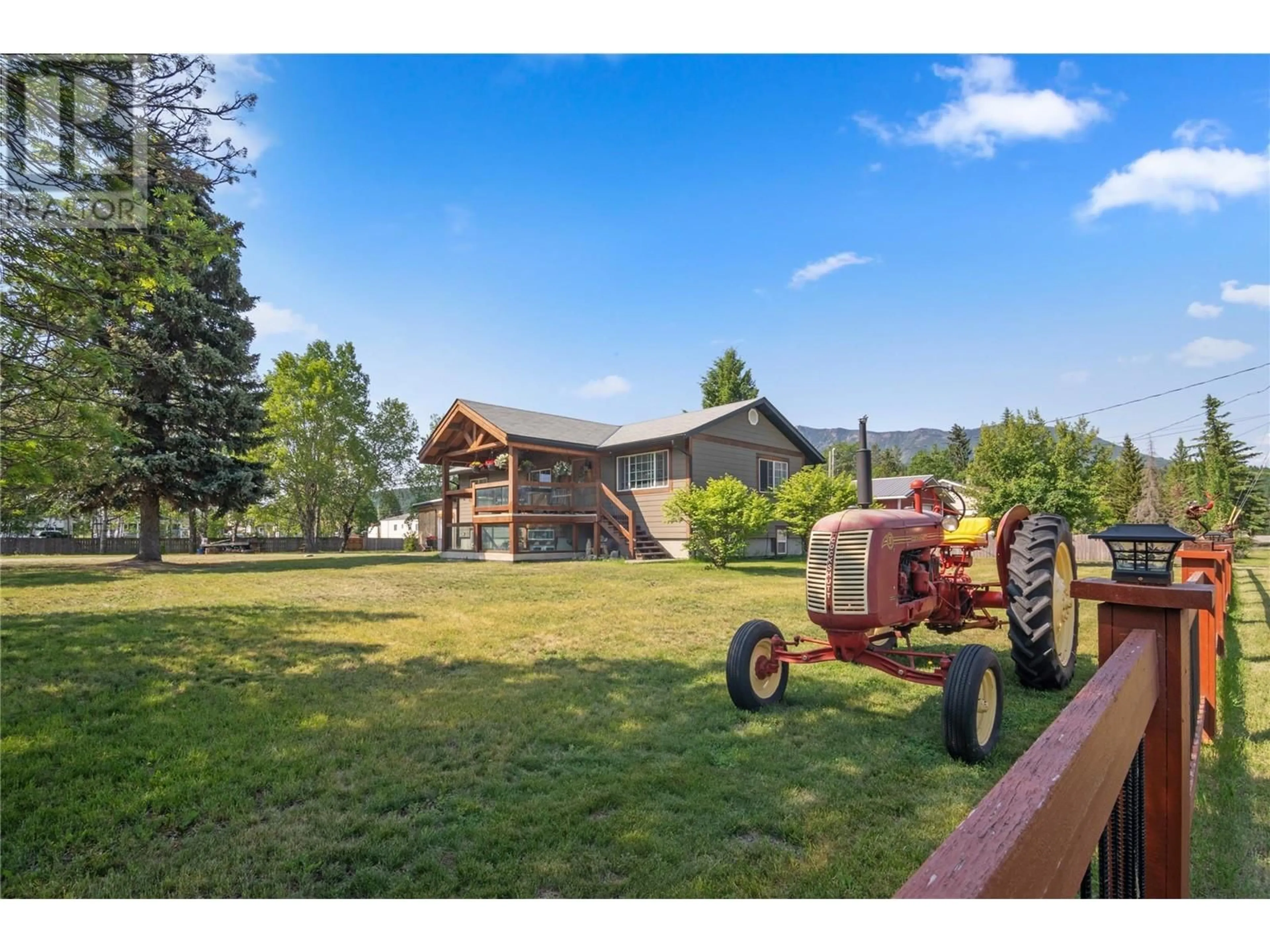 A pic from outside/outdoor area/front of a property/back of a property/a pic from drone, mountain view for 4772 BURNS AVENUE, Canal Flats British Columbia V0B1B0