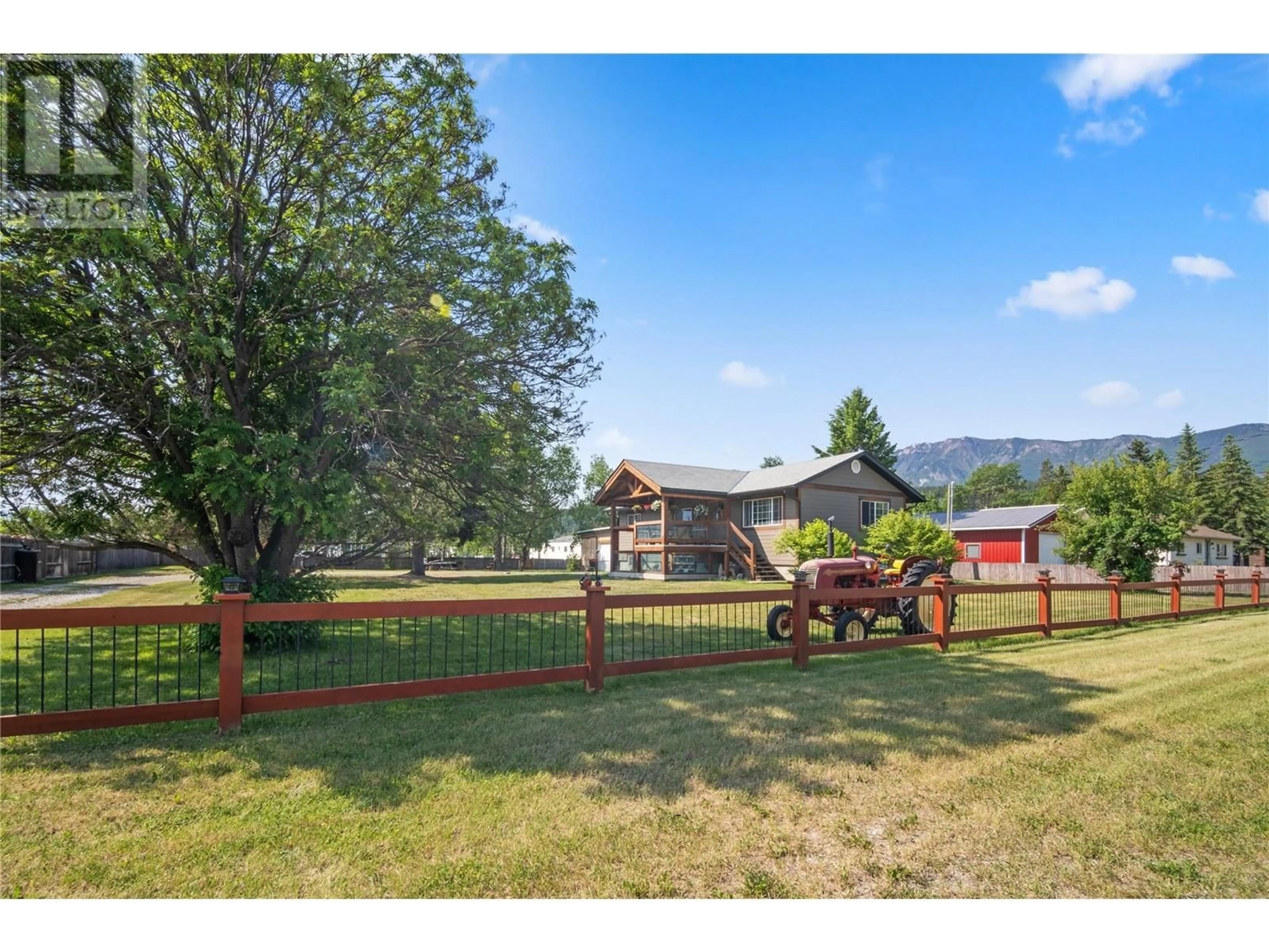A pic from outside/outdoor area/front of a property/back of a property/a pic from drone, mountain view for 4772 BURNS AVENUE, Canal Flats British Columbia V0B1B0