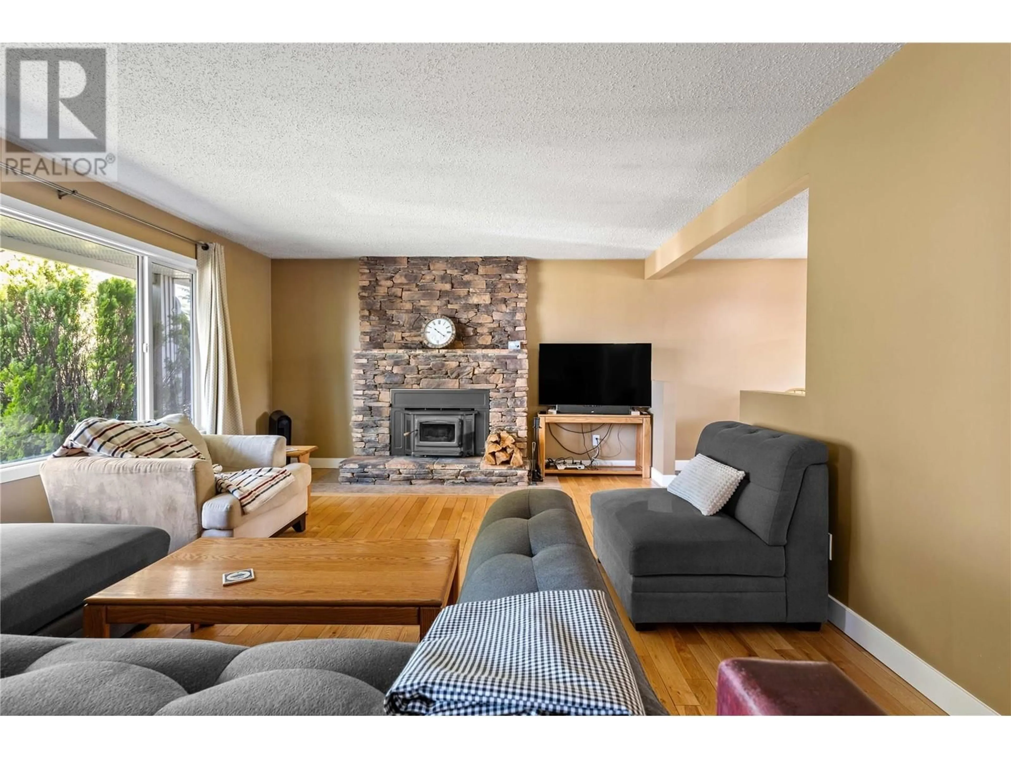 Living room with furniture, wood/laminate floor for 2141 KASLO COURT, Kelowna British Columbia V1Y8B9