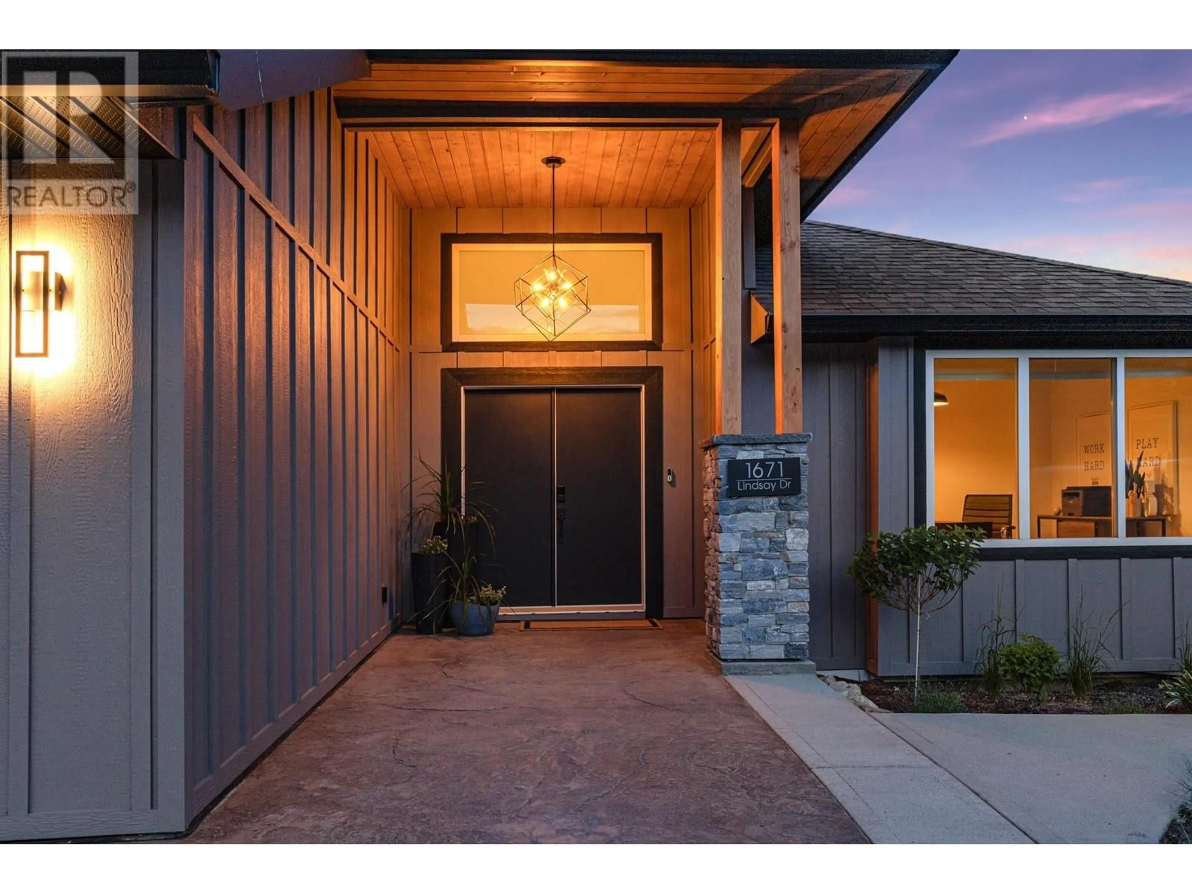 Indoor entryway for 1671 LINDSAY DRIVE, Kelowna British Columbia V1V2P7