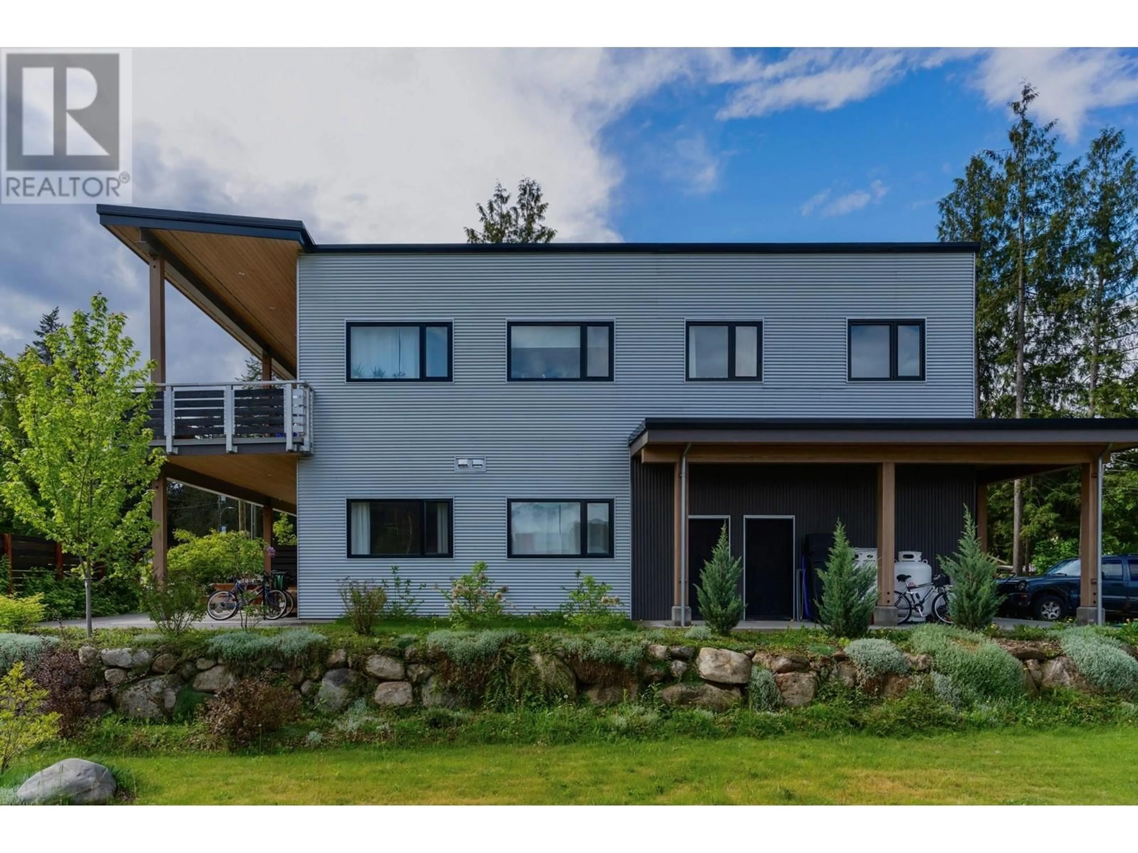 Home with vinyl exterior material, mountain view for 617 HAROLD STREET, Slocan British Columbia V0G2C0