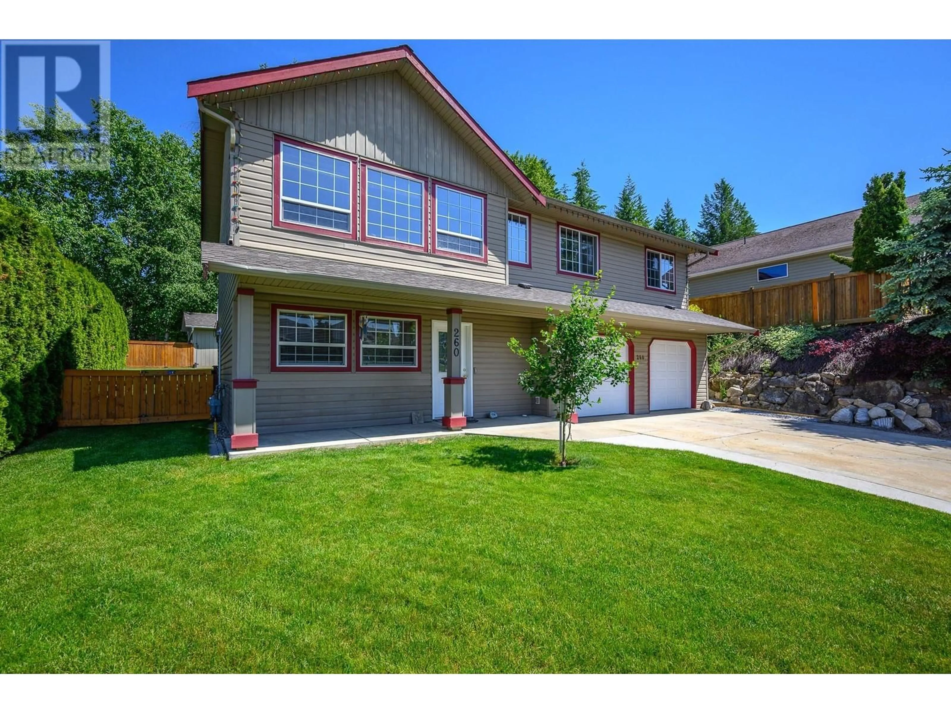 Home with vinyl exterior material, street for 260 27 STREET SOUTHEAST, Salmon Arm British Columbia V1E1K7