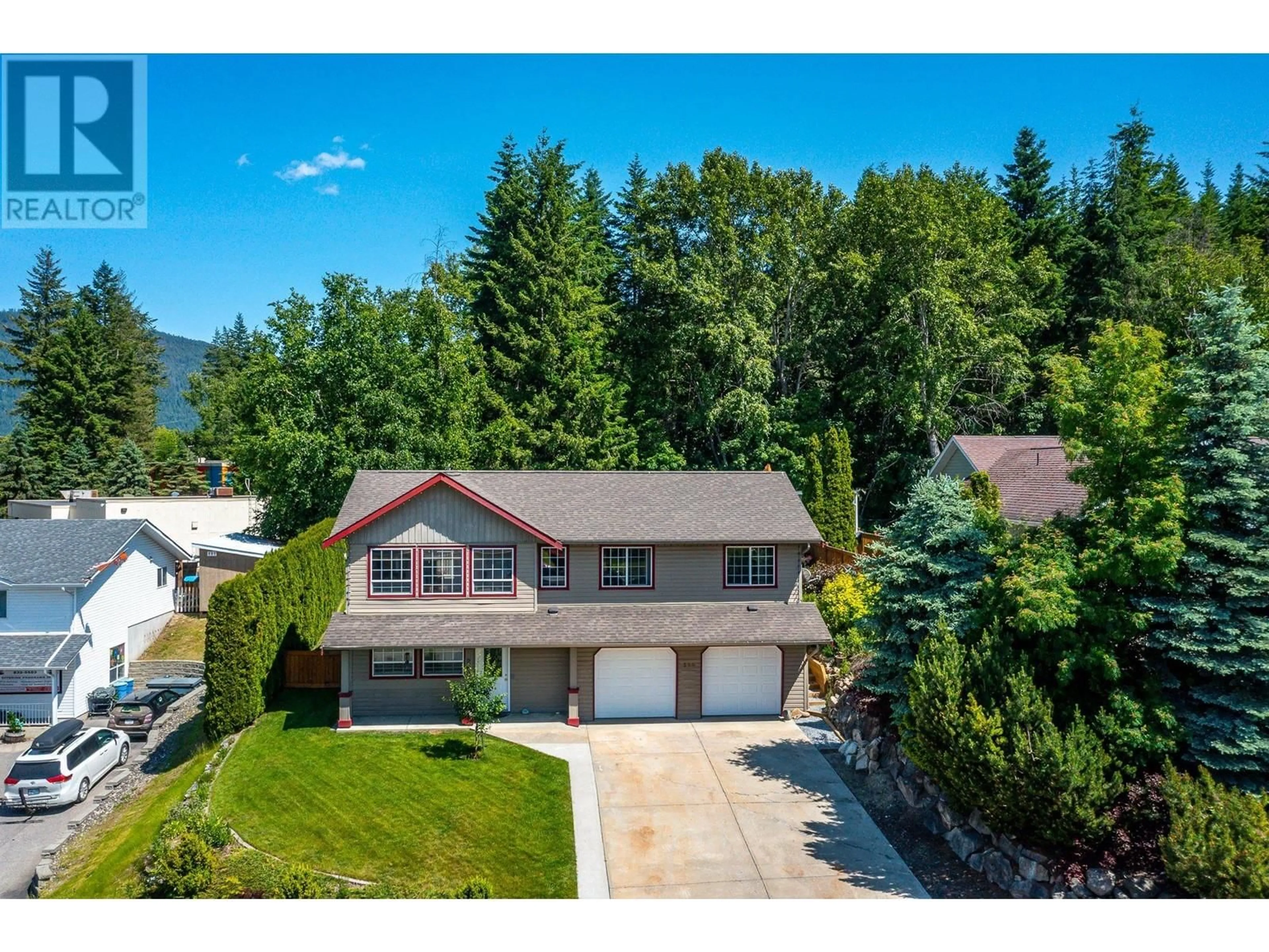 A pic from outside/outdoor area/front of a property/back of a property/a pic from drone, mountain view for 260 27 STREET SOUTHEAST, Salmon Arm British Columbia V1E1K7