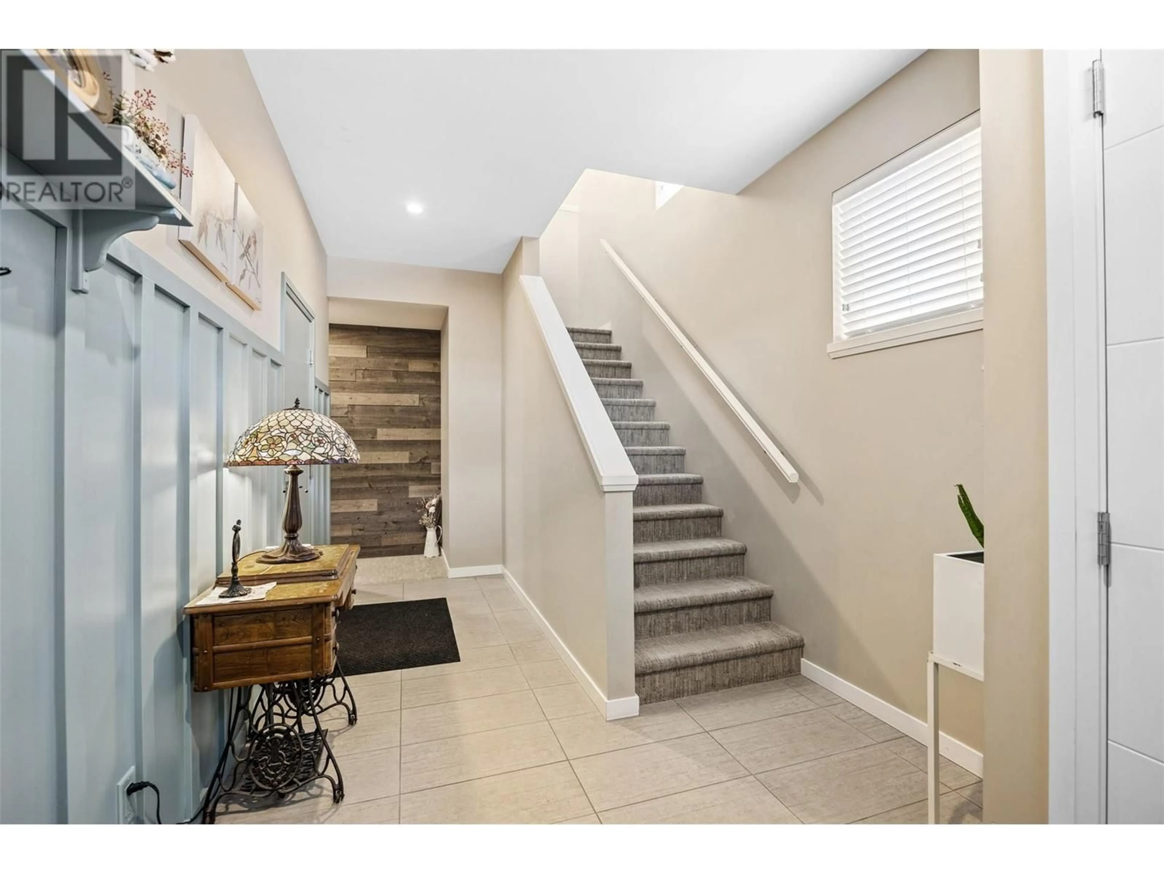 Indoor entryway for 110 - 1993 QU'APPELLE BOULEVARD, Kamloops British Columbia V2E0C2
