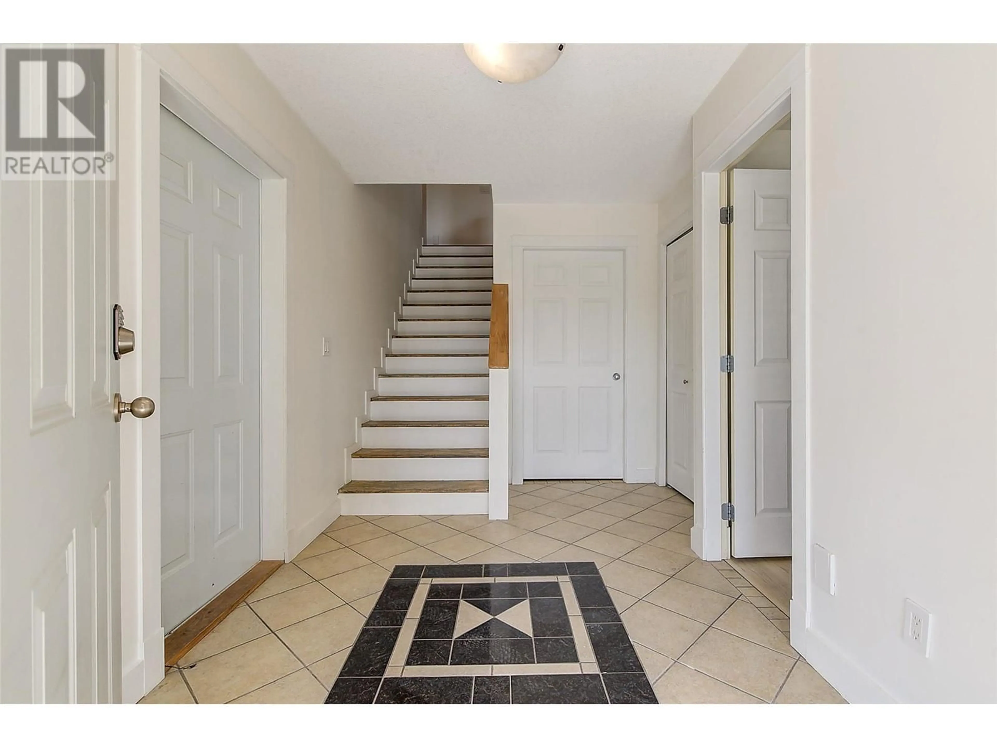 Indoor entryway for 847 GALBRAITH PLACE, Kelowna British Columbia V1X8A1