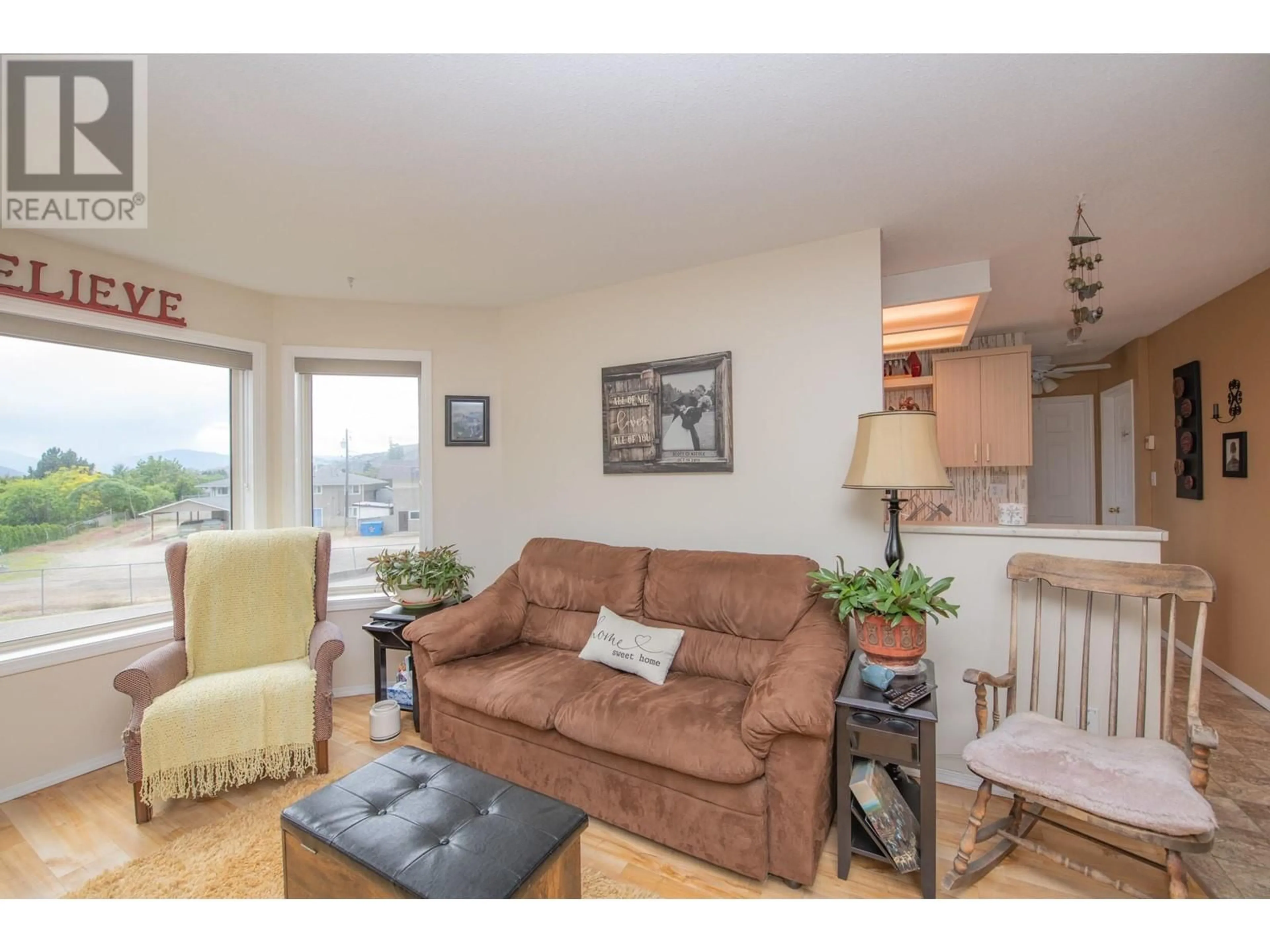 Living room with furniture, wood/laminate floor for 11 - 4404 PLEASANT VALLEY ROAD, Vernon British Columbia V1T4M3