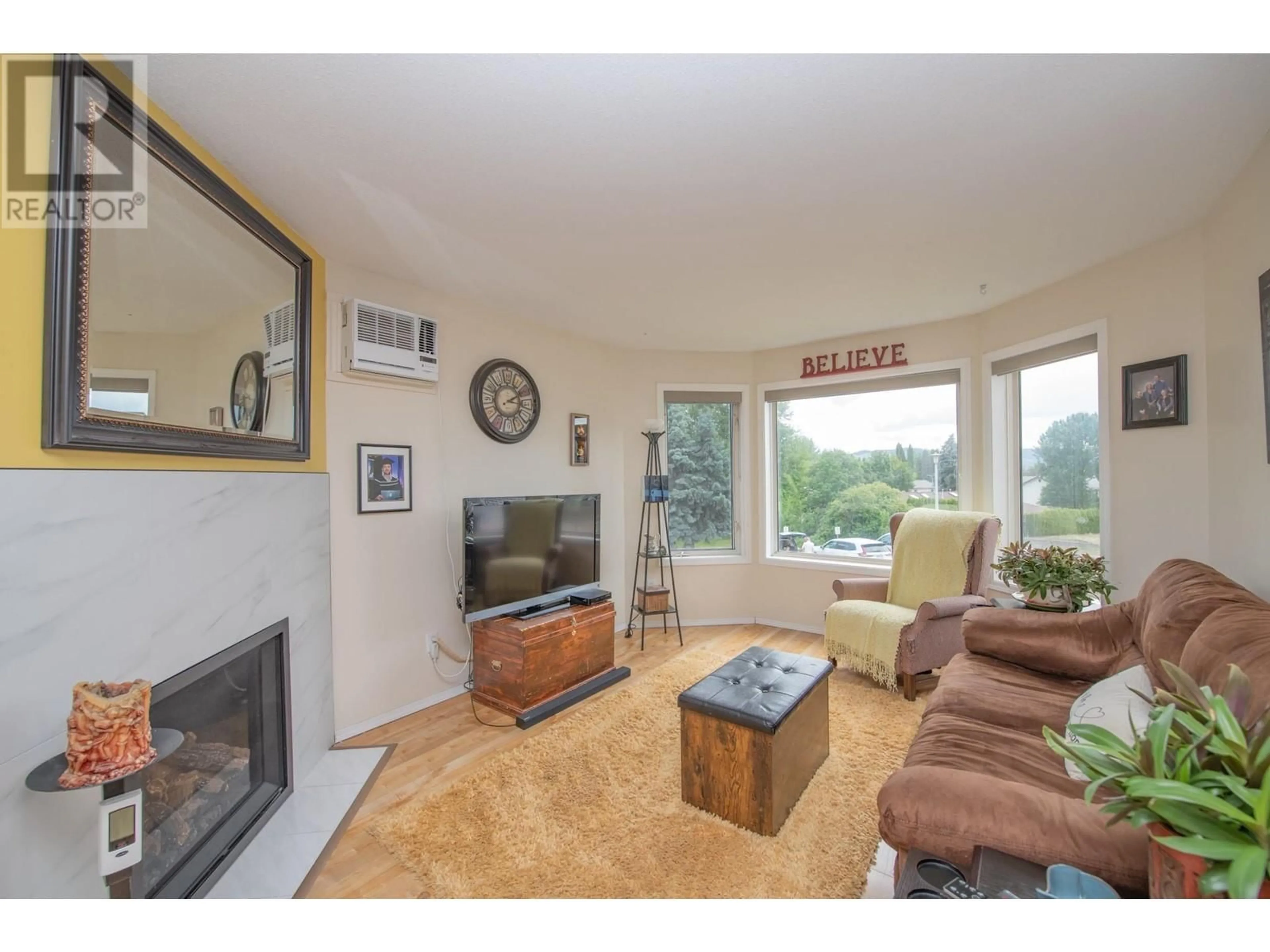 Living room with furniture, wood/laminate floor for 11 - 4404 PLEASANT VALLEY ROAD, Vernon British Columbia V1T4M3