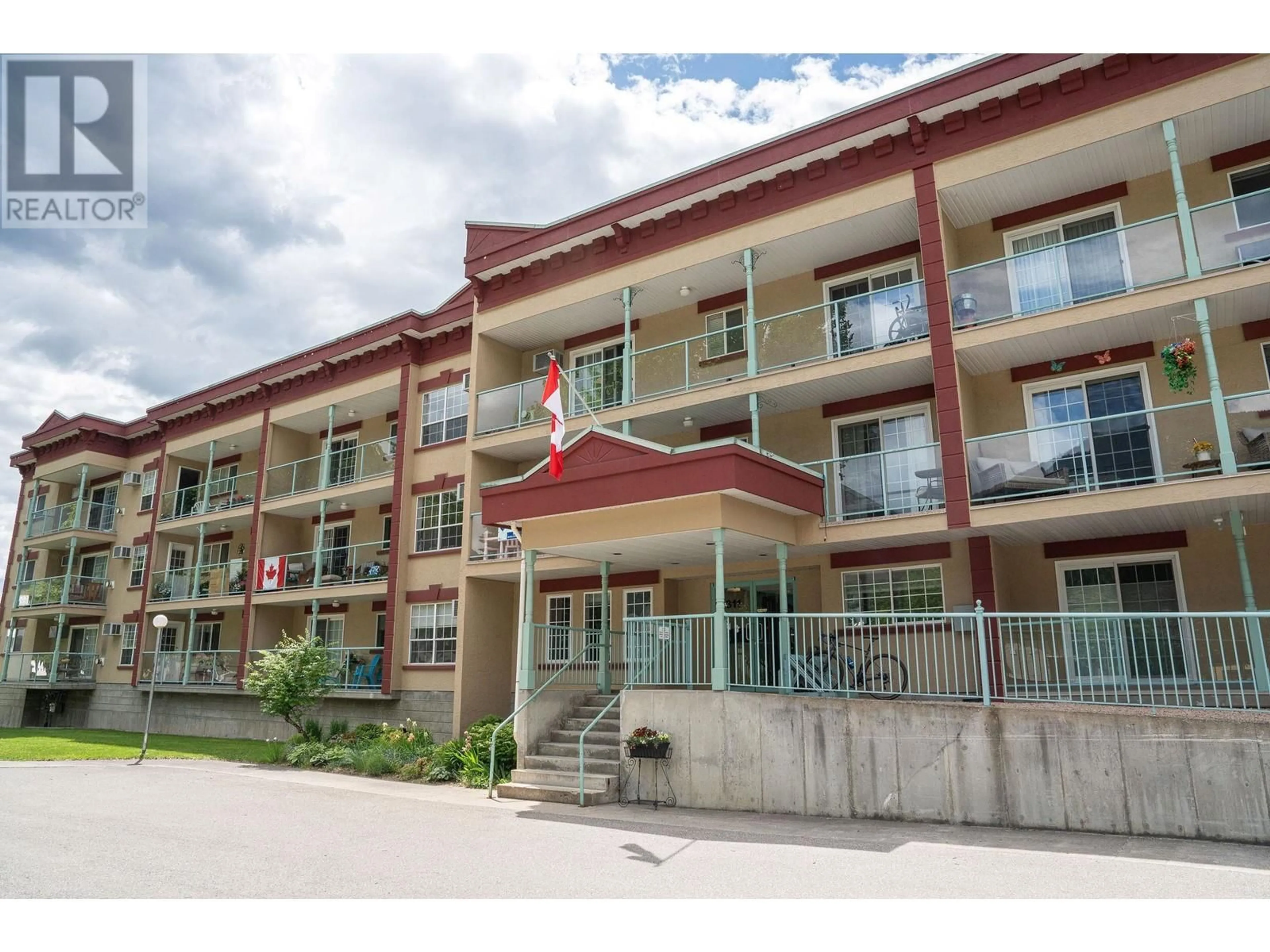 Patio, building for 205 - 311 SIXTH STREET EAST, Revelstoke British Columbia V0E2S0