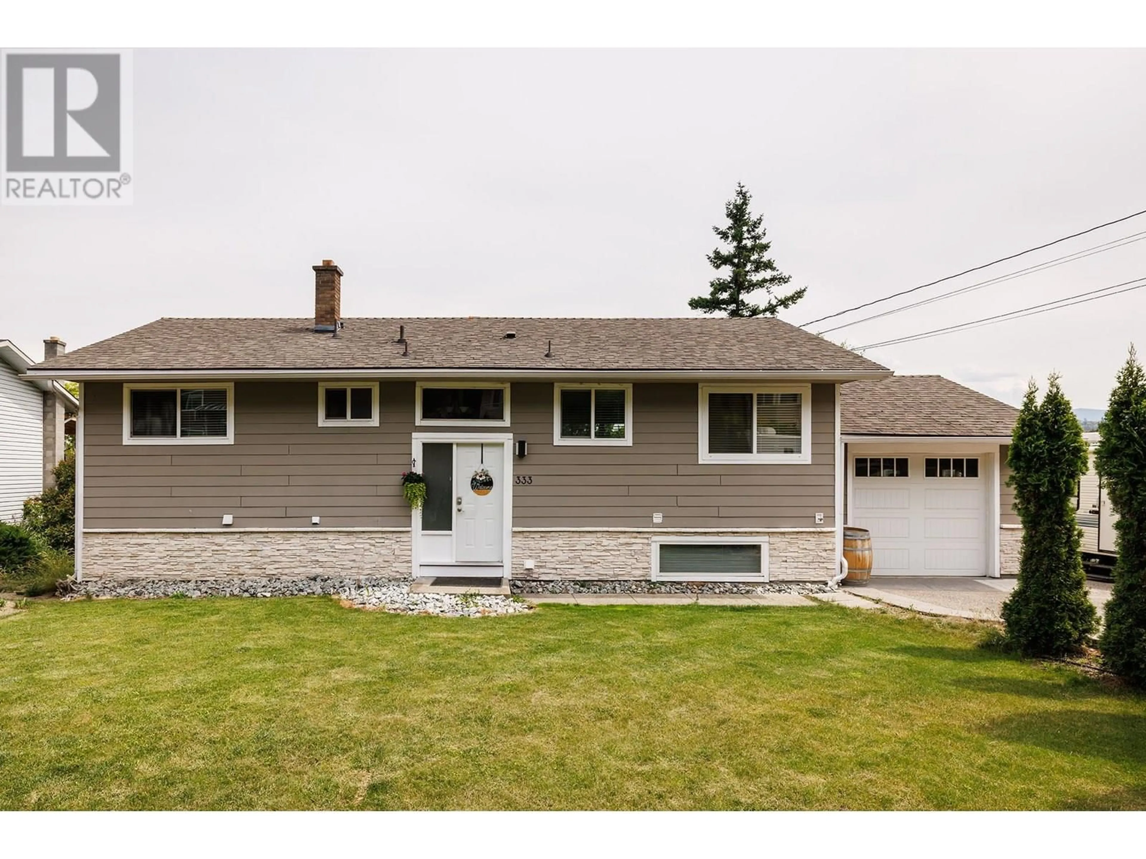 Home with vinyl exterior material, street for 333 MOUBRAY ROAD, Kelowna British Columbia V1V1R5