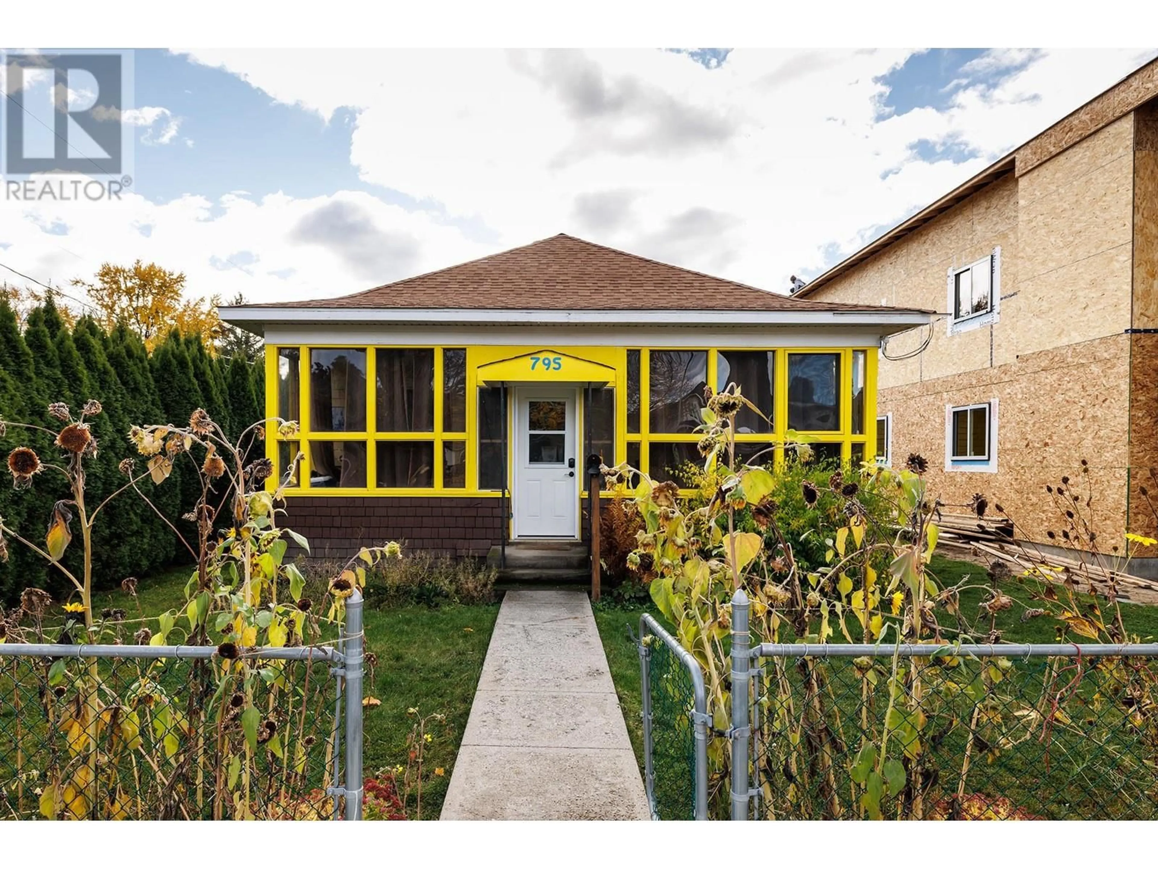 Home with vinyl exterior material, street for 795 LAWSON AVENUE, Kelowna British Columbia V1Y6S9