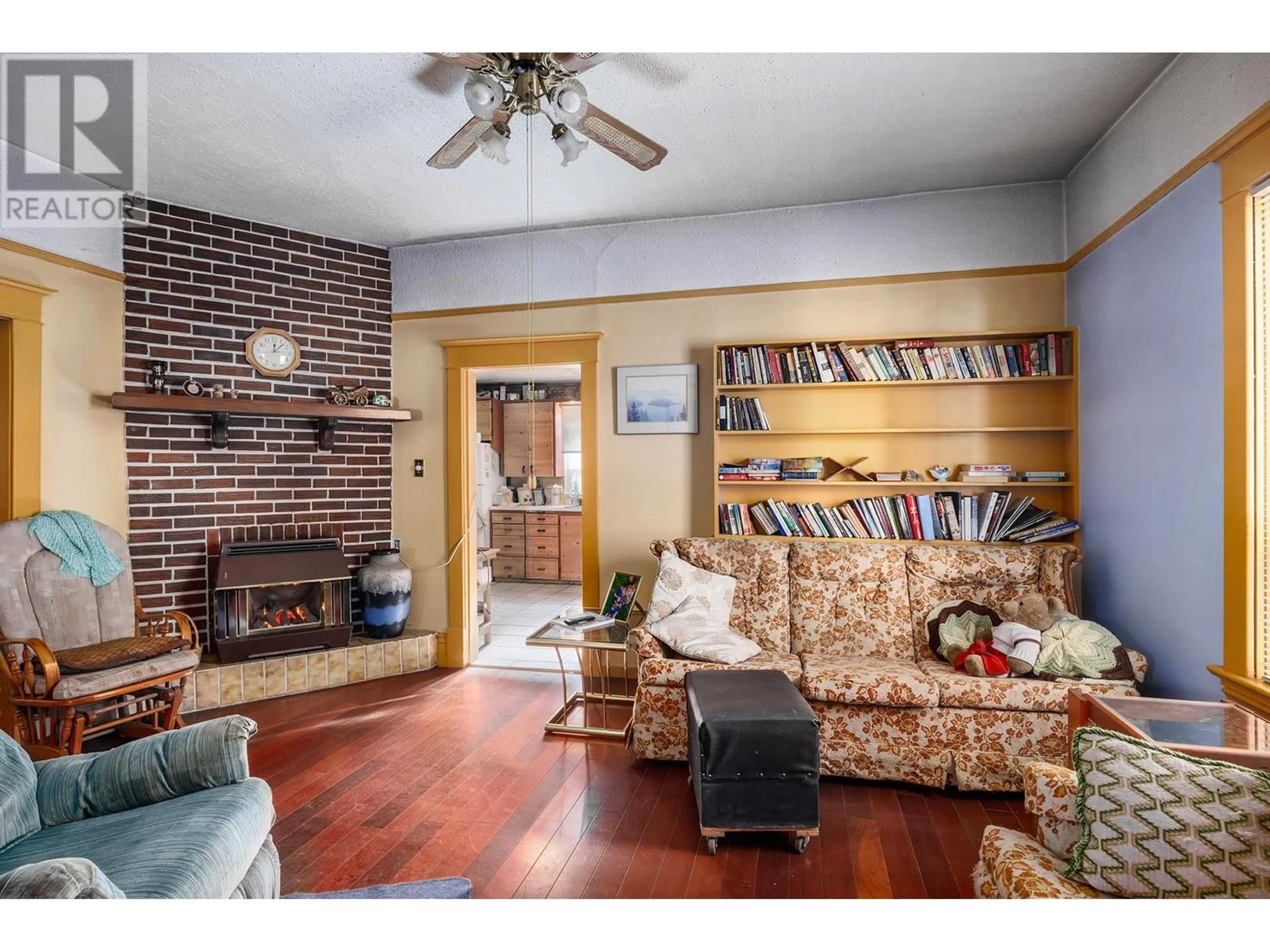 Living room with furniture, unknown for 795 LAWSON AVENUE, Kelowna British Columbia V1Y6S9