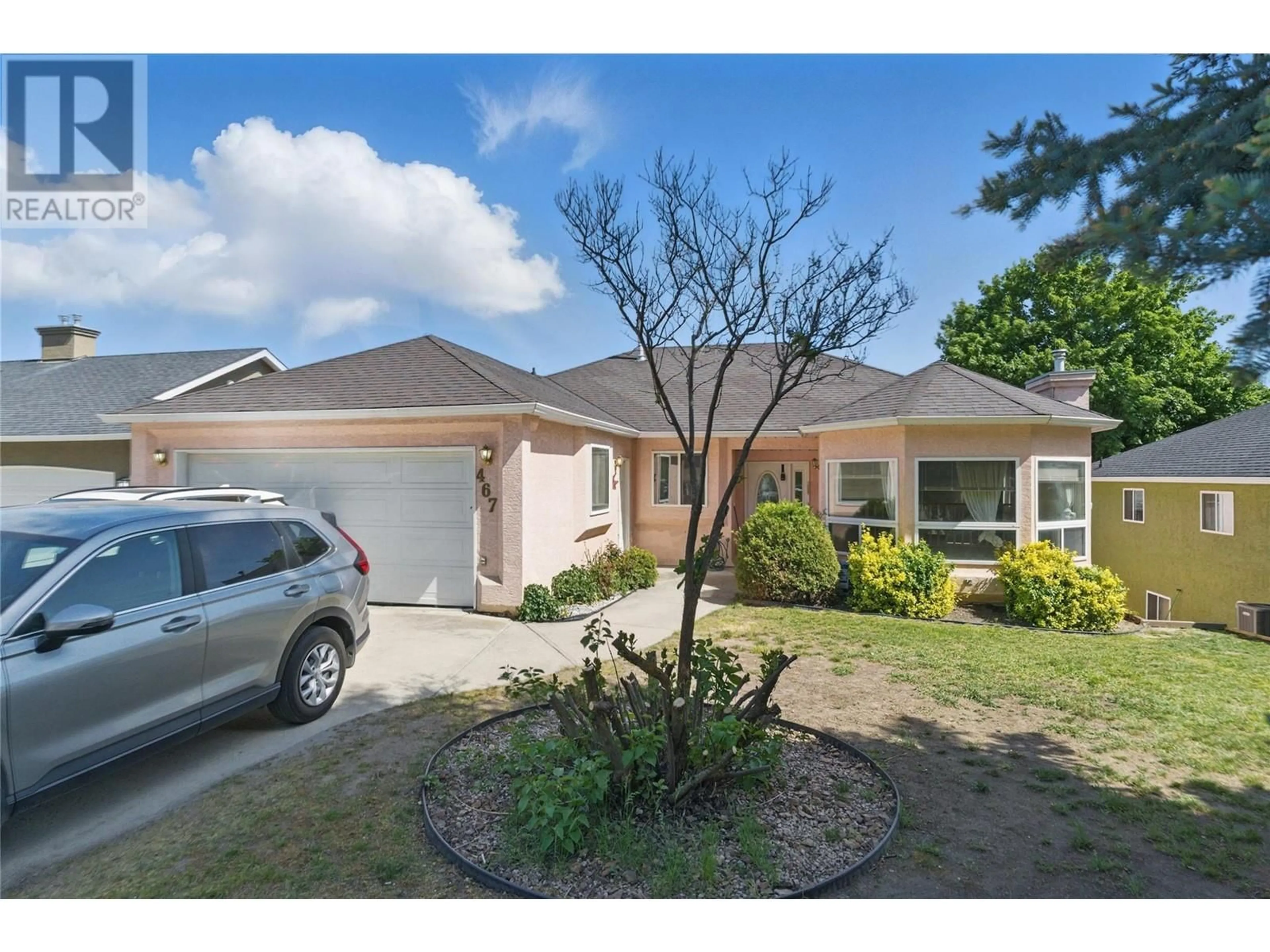 A pic from outside/outdoor area/front of a property/back of a property/a pic from drone, street for 467 GLEN PINE COURT, Kelowna British Columbia V1V1R3