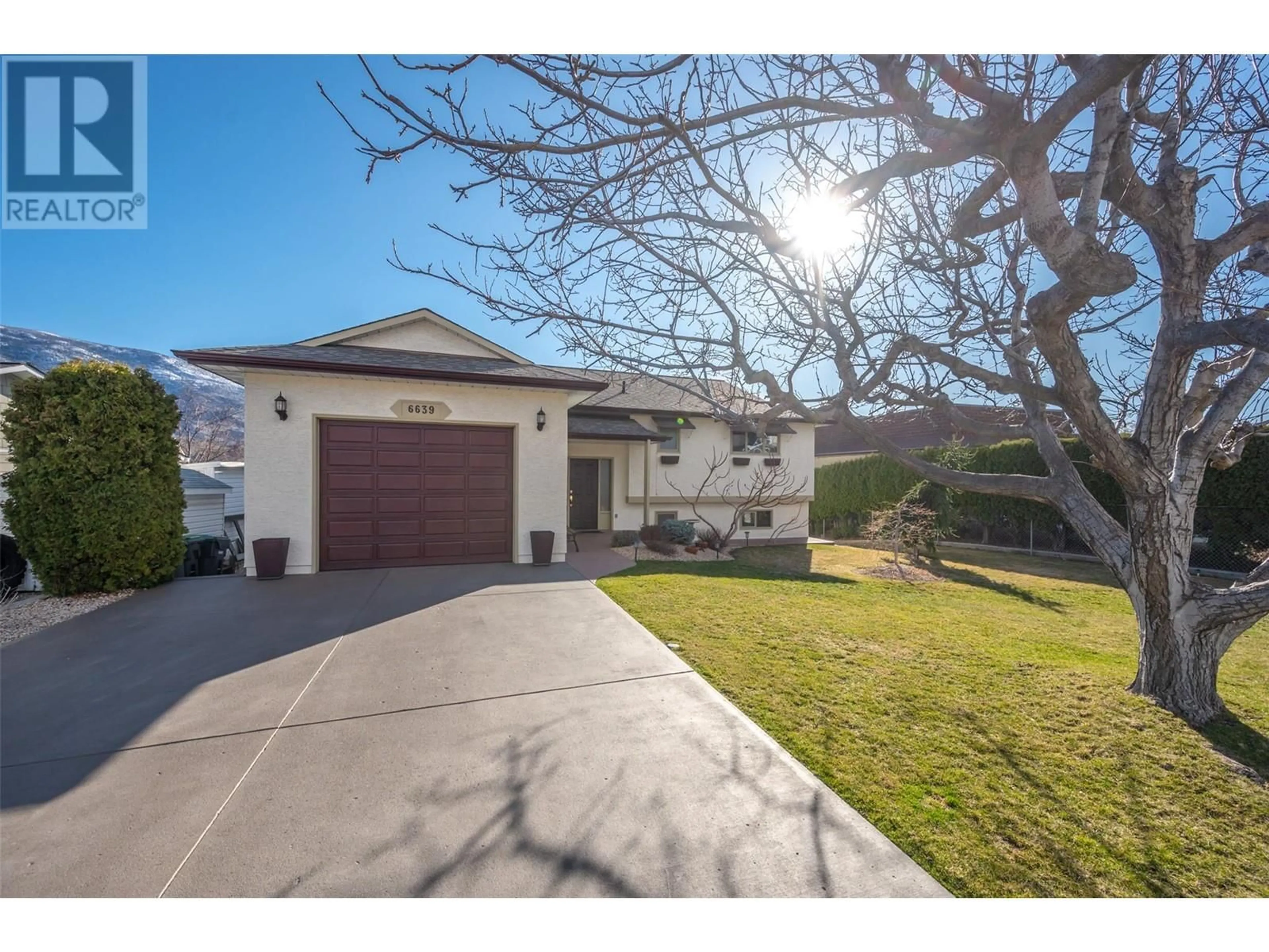A pic from outside/outdoor area/front of a property/back of a property/a pic from drone, street for 6639 MOUNTAINVIEW DRIVE, Oliver British Columbia V0H1T4