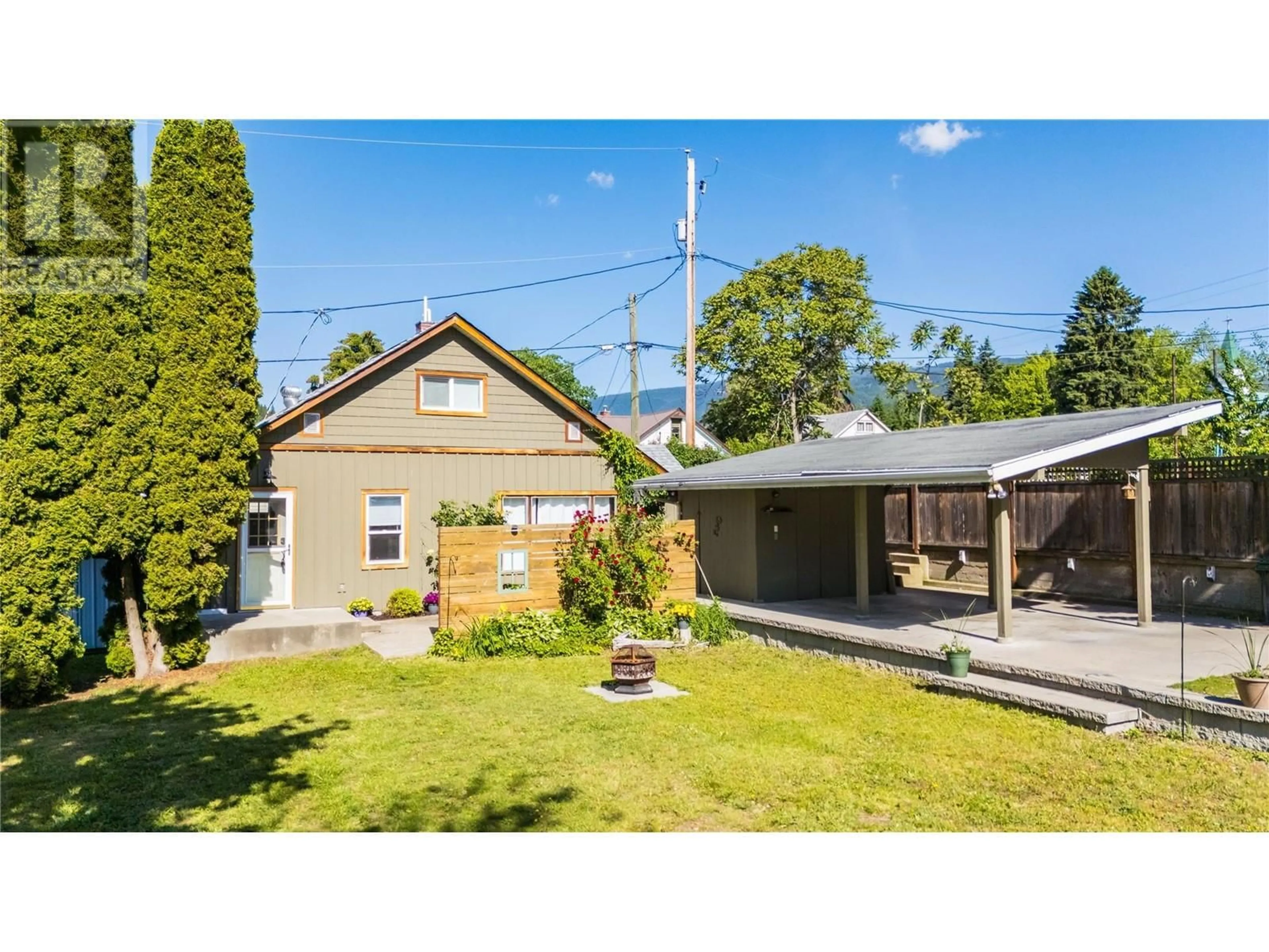 A pic from outside/outdoor area/front of a property/back of a property/a pic from drone, street for 412 7TH AVENUE, Castlegar British Columbia V1N1R2