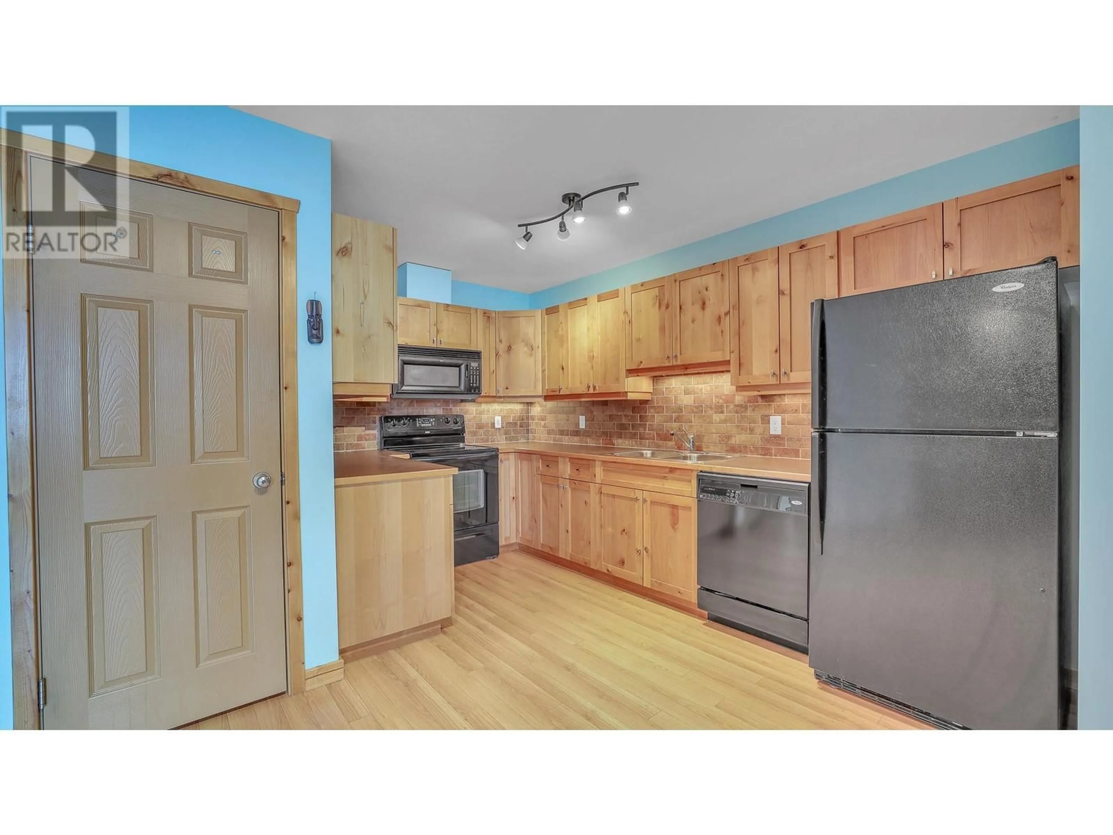 Standard kitchen, wood/laminate floor for 8 - 519 13TH STREET, Invermere British Columbia V0A1K0