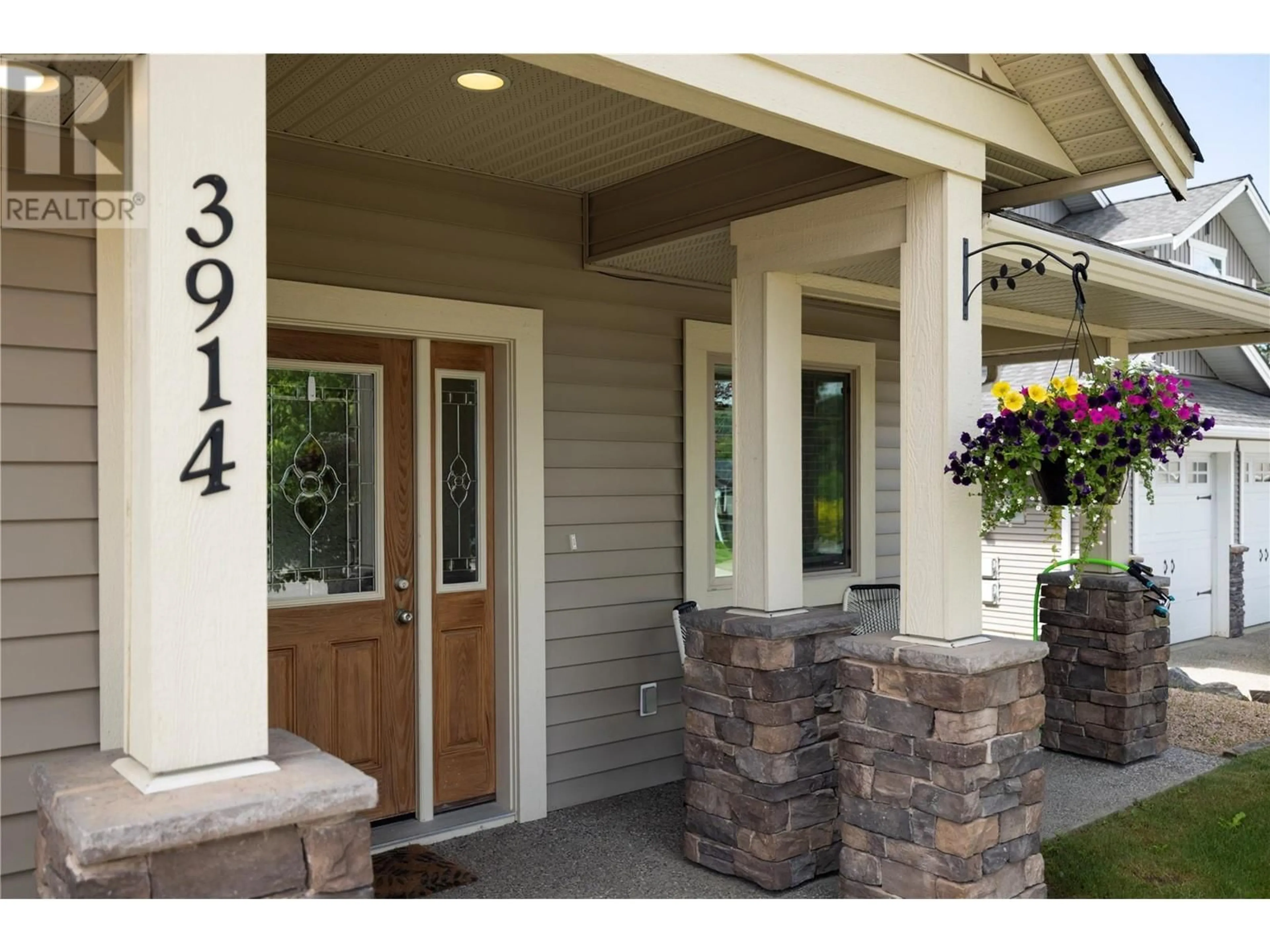 Indoor entryway for 3914 HORNBY TERRACE, Armstrong British Columbia V0E1B2