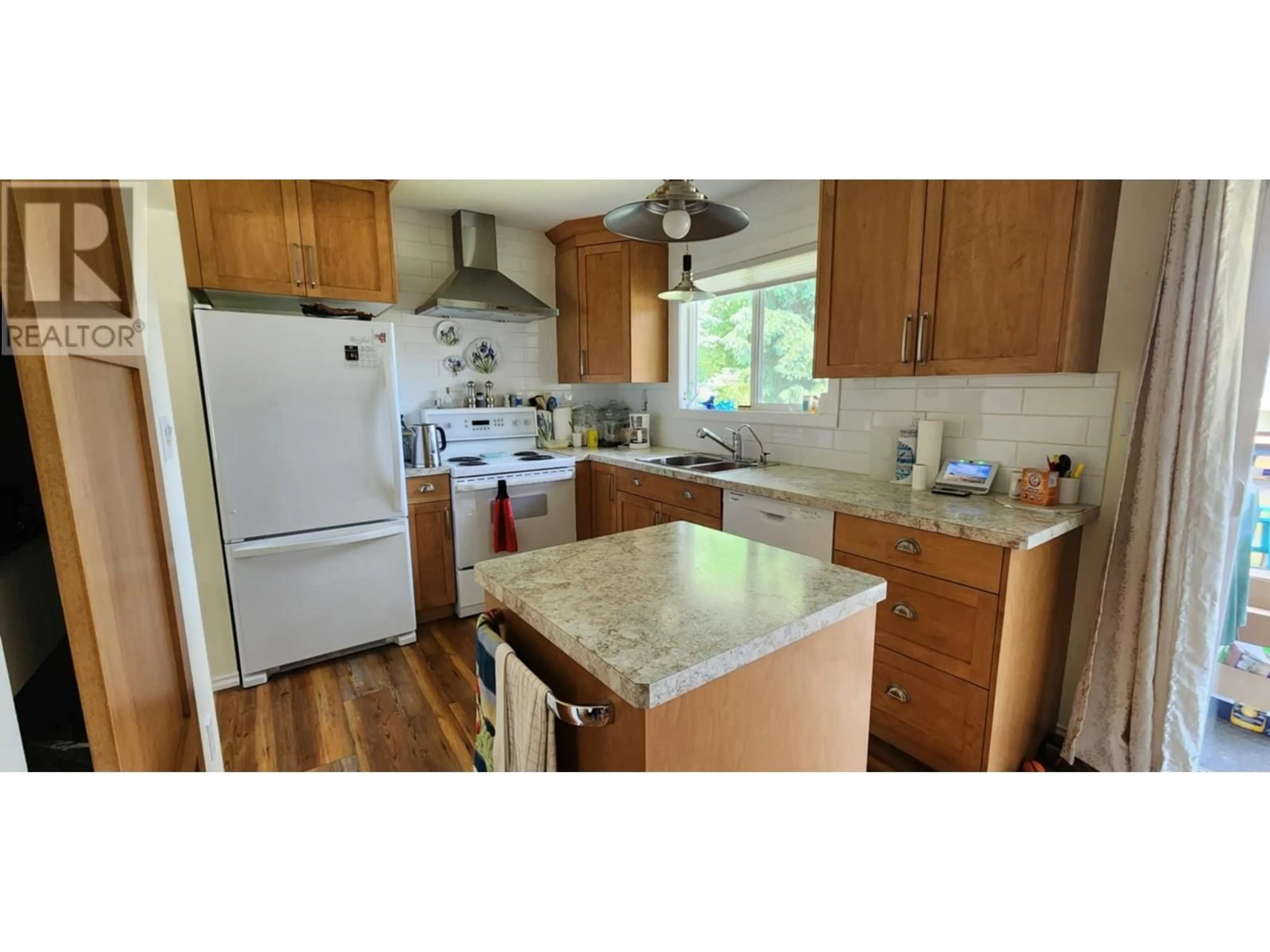 Standard kitchen, unknown for 1989 GLENCAIRD STREET, Lumby British Columbia V0E2G0
