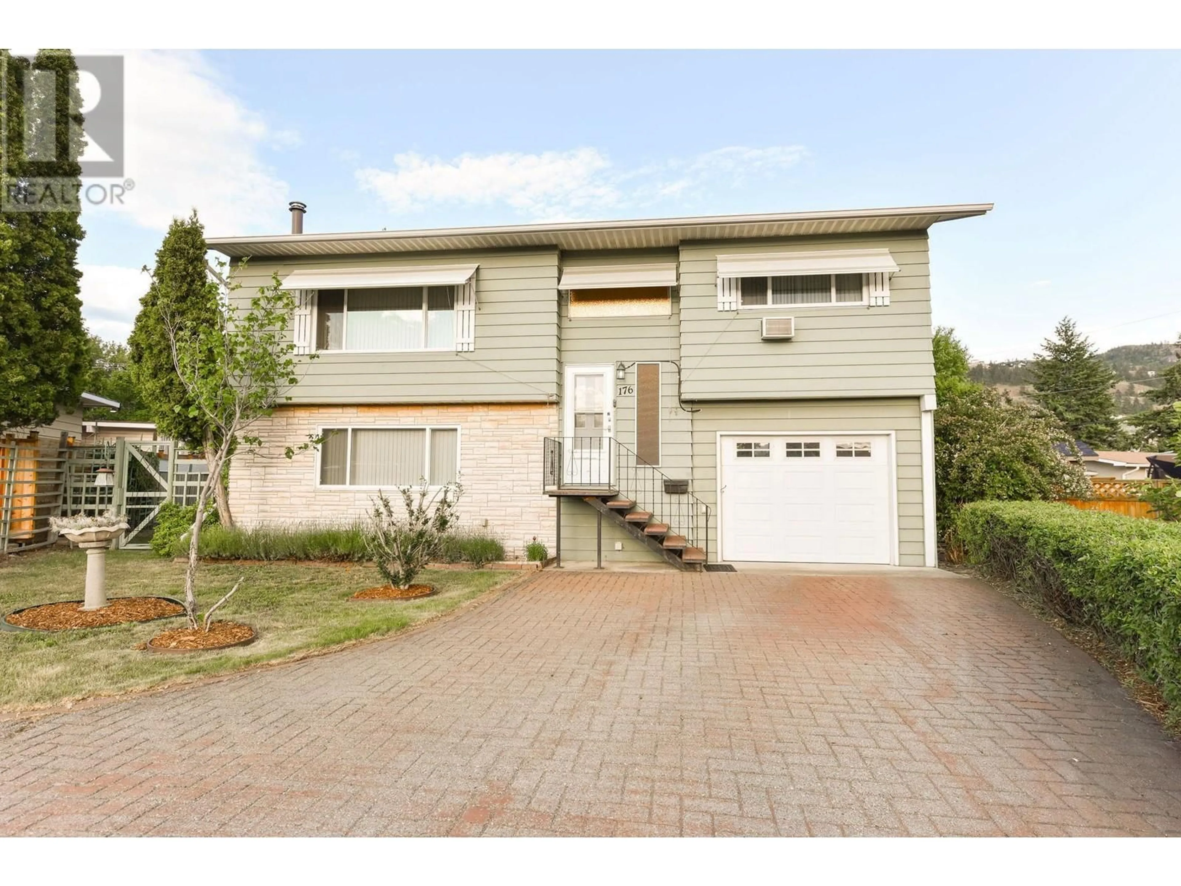 Home with vinyl exterior material, street for 176 CHAMBERS PLACE, Penticton British Columbia V2A6T7