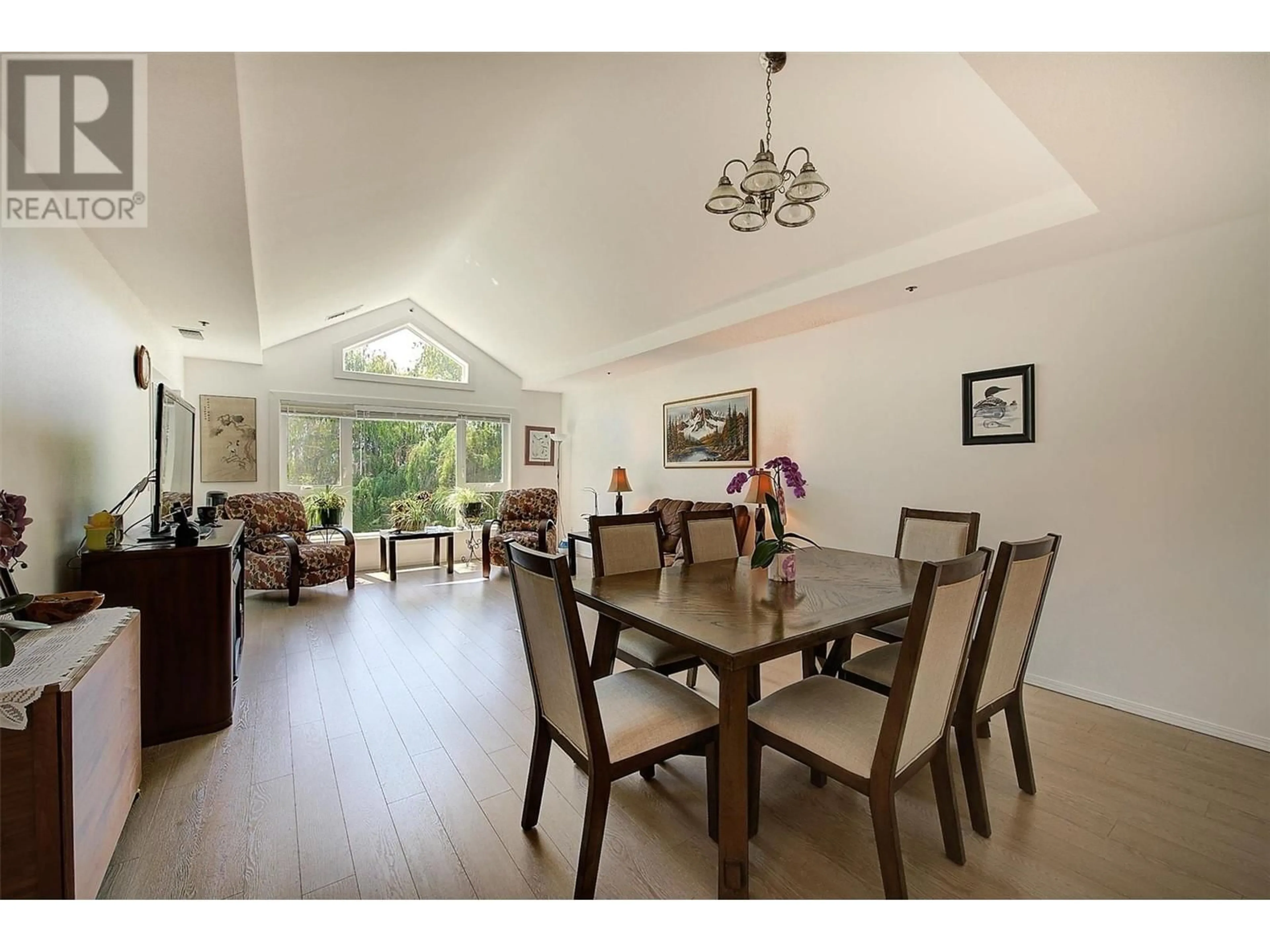 Dining room, wood/laminate floor for 334 - 1045 SUTHERLAND AVENUE, Kelowna British Columbia V1Y5Y1