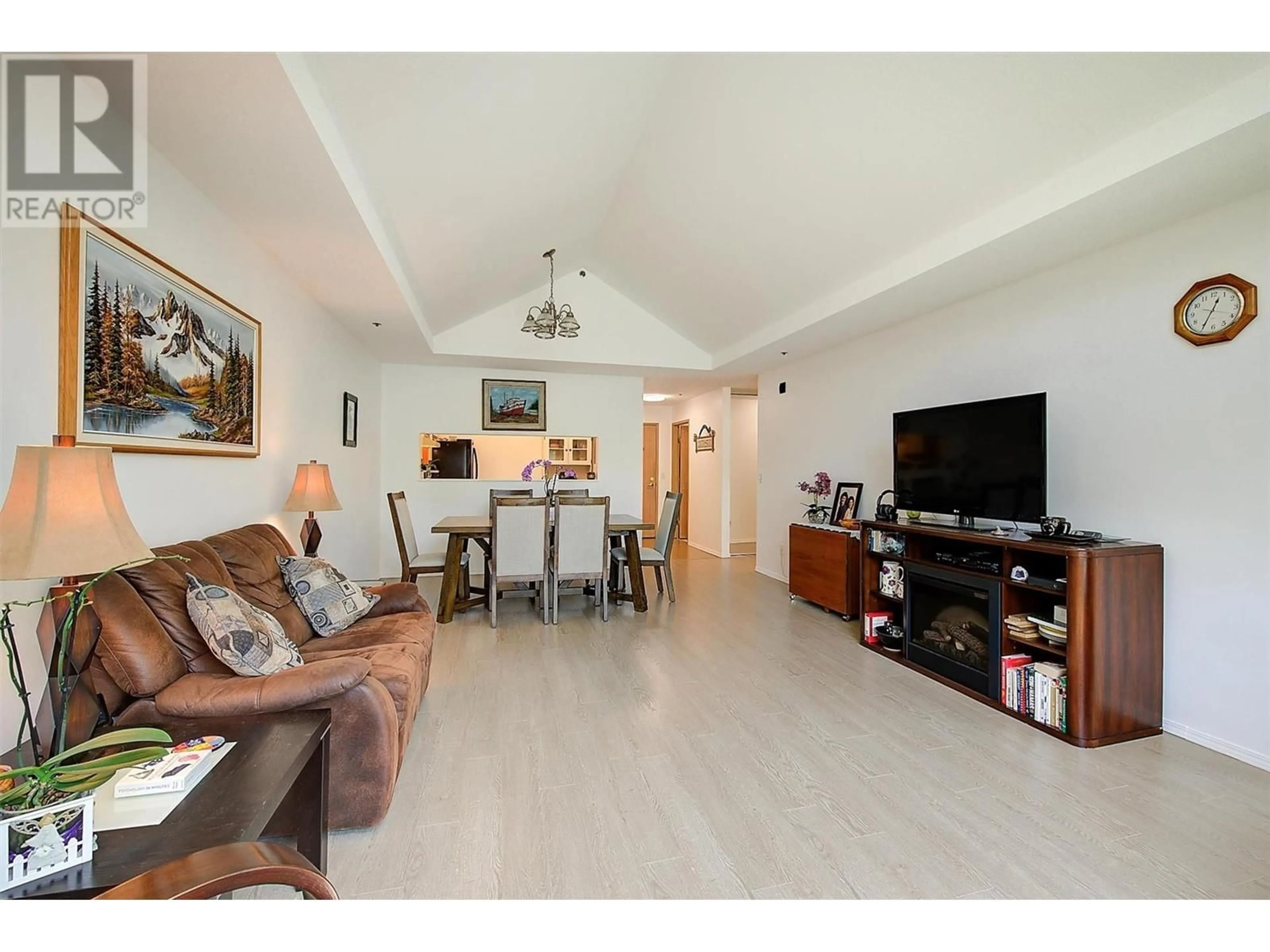 Living room with furniture, unknown for 334 - 1045 SUTHERLAND AVENUE, Kelowna British Columbia V1Y5Y1