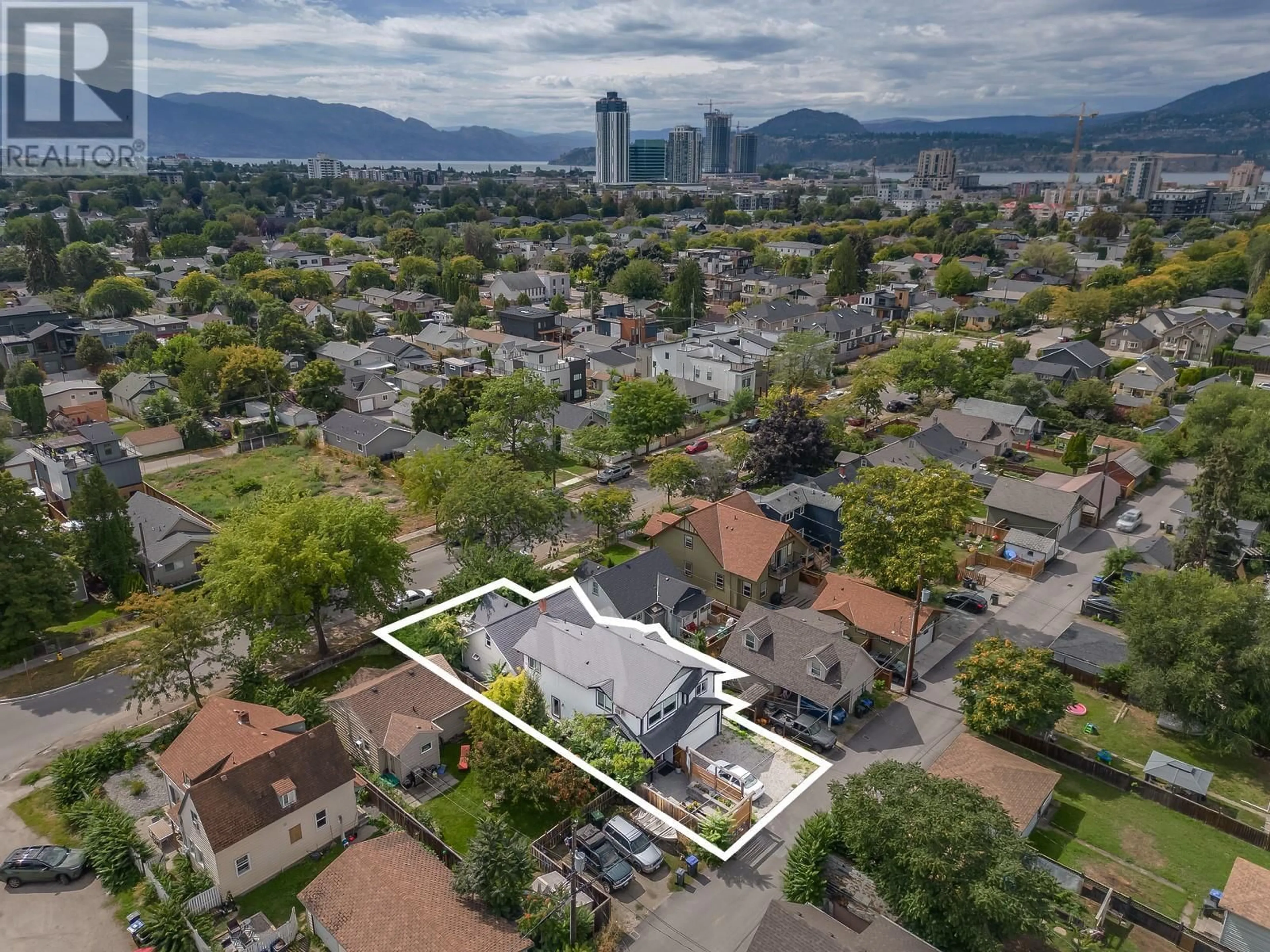 A pic from outside/outdoor area/front of a property/back of a property/a pic from drone, unknown for 980 CORONATION AVENUE, Kelowna British Columbia V1Y7A5