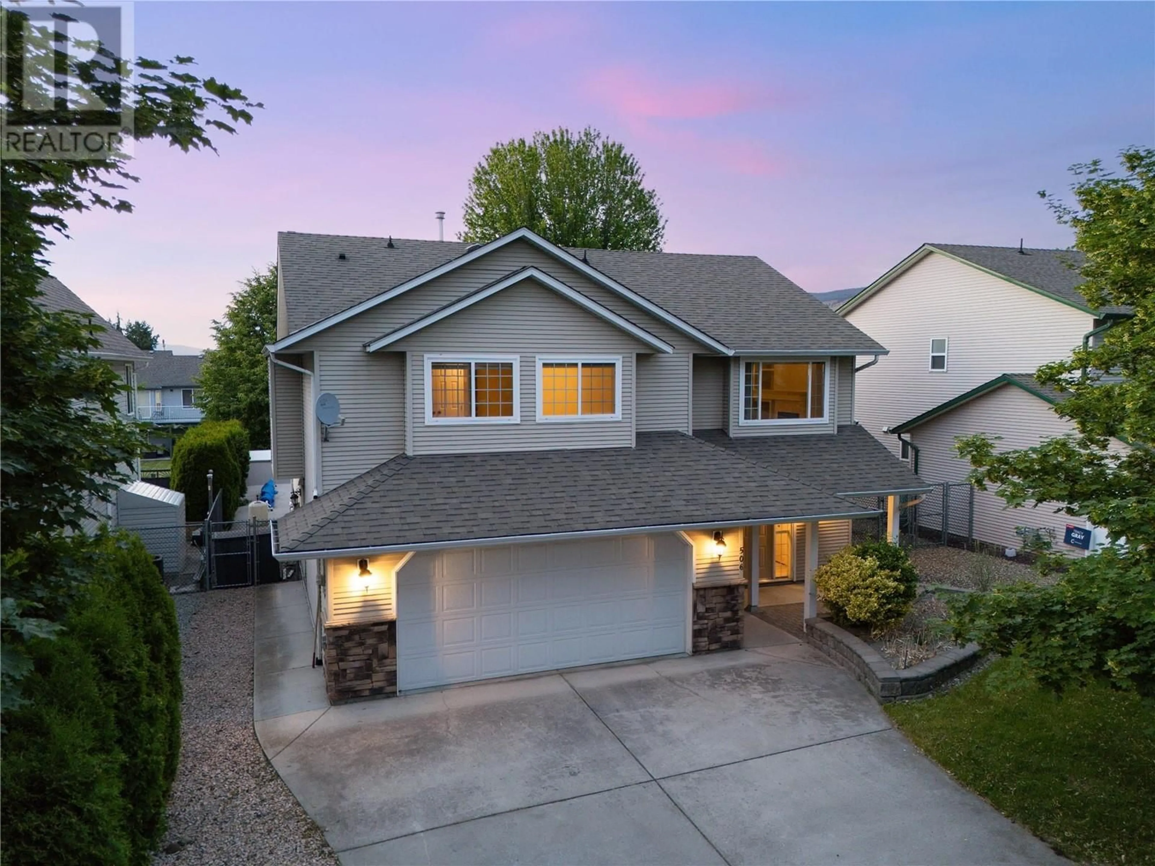 Home with vinyl exterior material, street for 506 HARROP AVENUE, Kelowna British Columbia V1X6J3