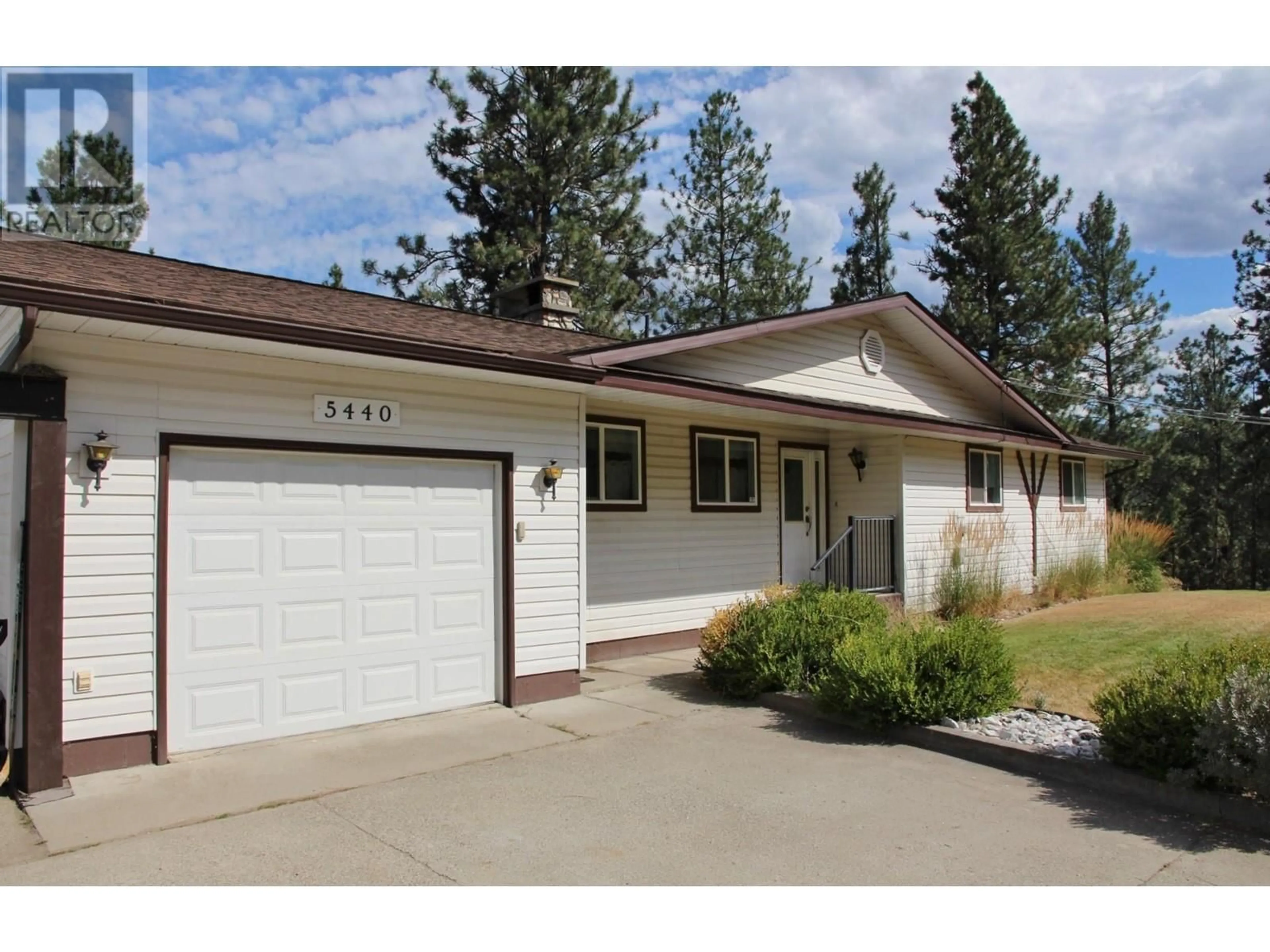 Home with vinyl exterior material, street for 5440 41 HIGHWAY, Grand Forks British Columbia V0H1H5