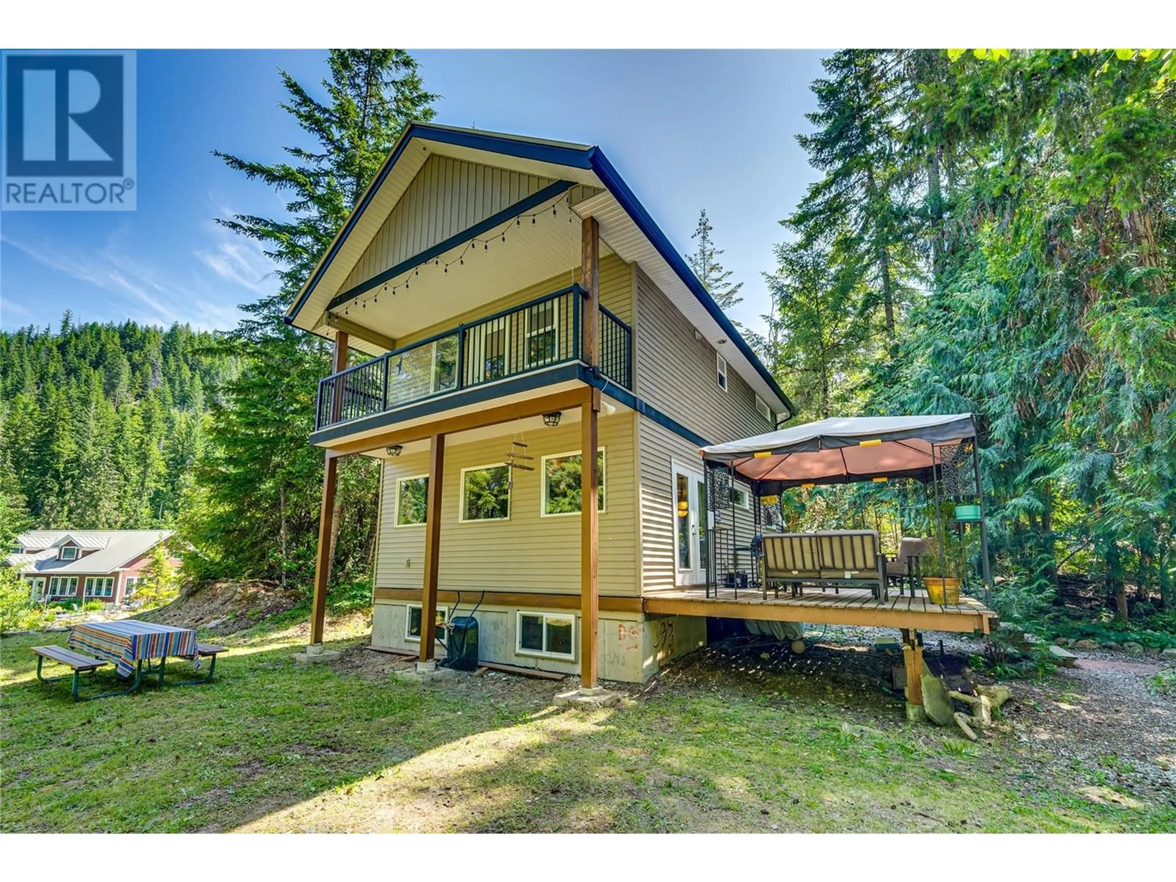 A pic from outside/outdoor area/front of a property/back of a property/a pic from drone, unknown for 593 DAVIDSON DRIVE, Swansea Point British Columbia V0E2K2