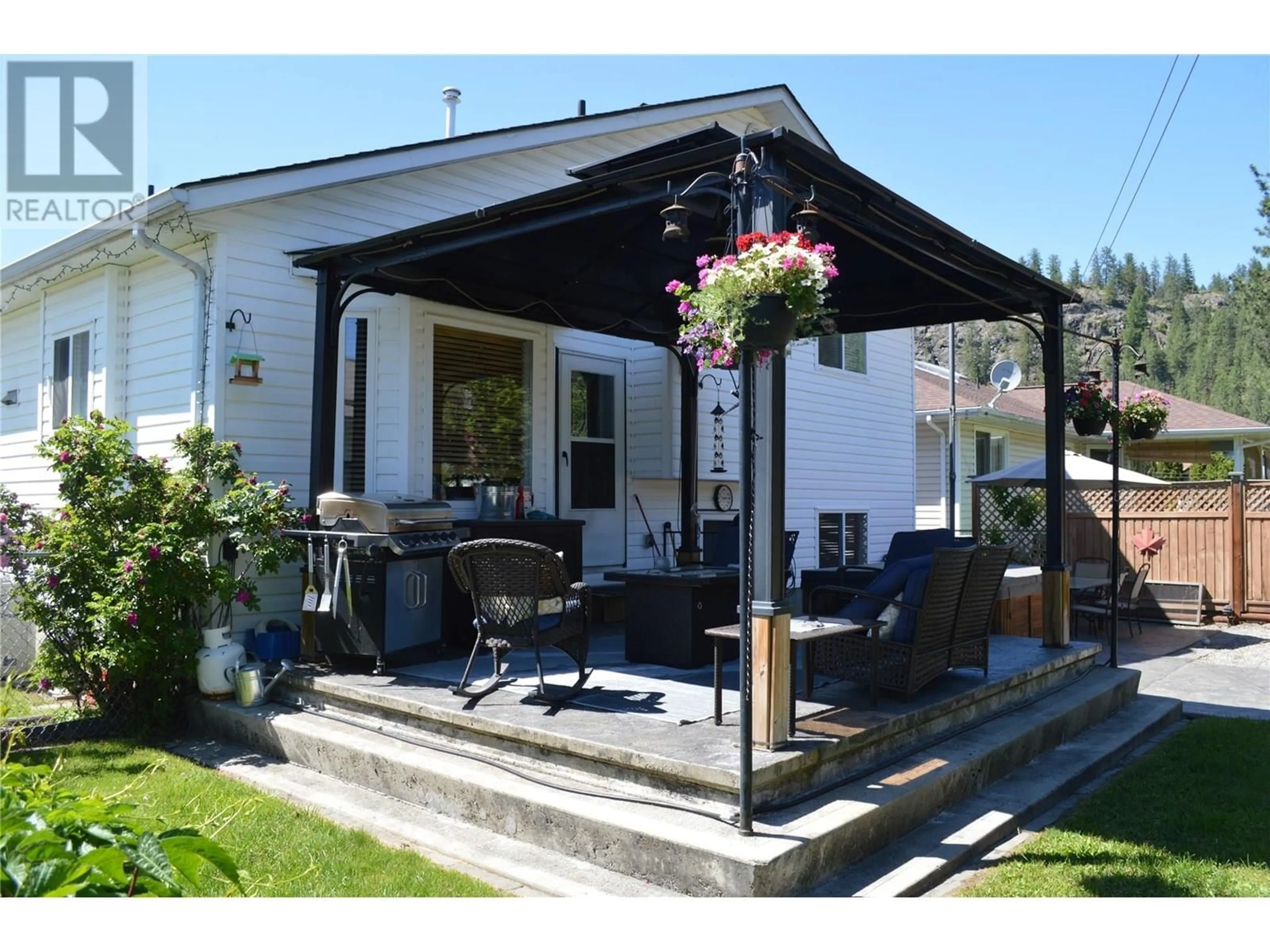 Patio, street for 1858 WESTERN WAY, Grand Forks British Columbia V0H1H2