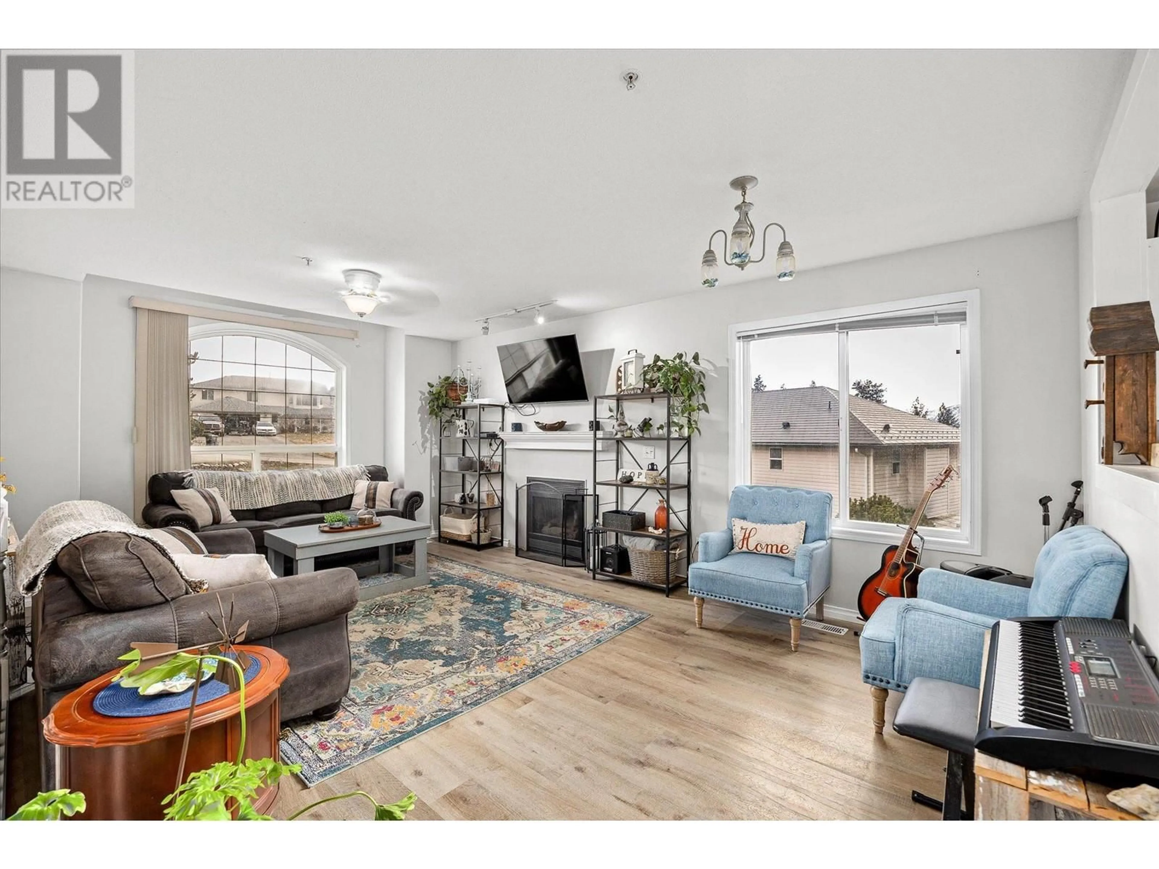 Living room with furniture, wood/laminate floor for 5817 VICTORIA STREET, Peachland British Columbia V0H1X4