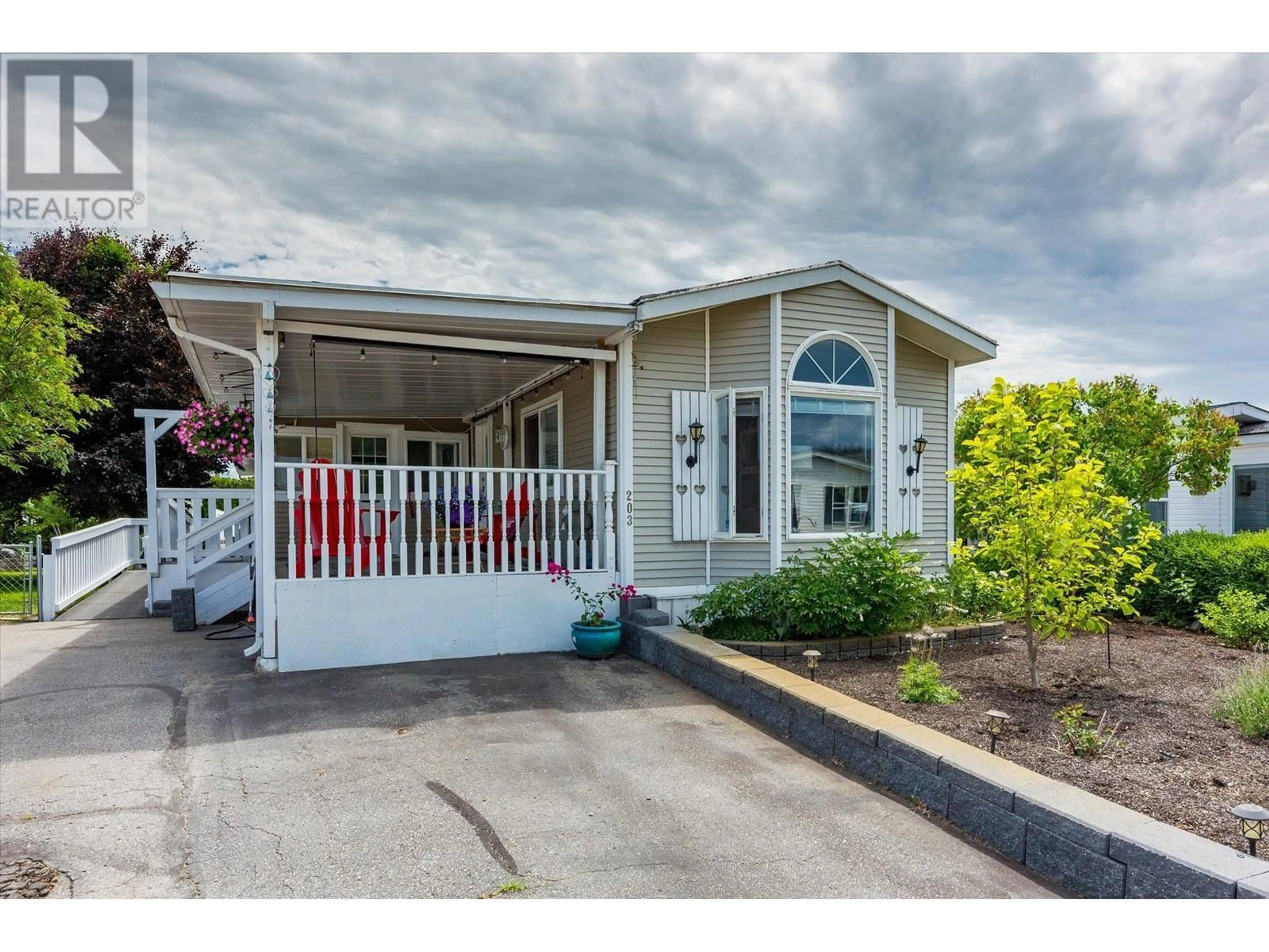 Home with vinyl exterior material, street for 203 - 720 COMMONWEALTH ROAD, Kelowna British Columbia V4V1S1