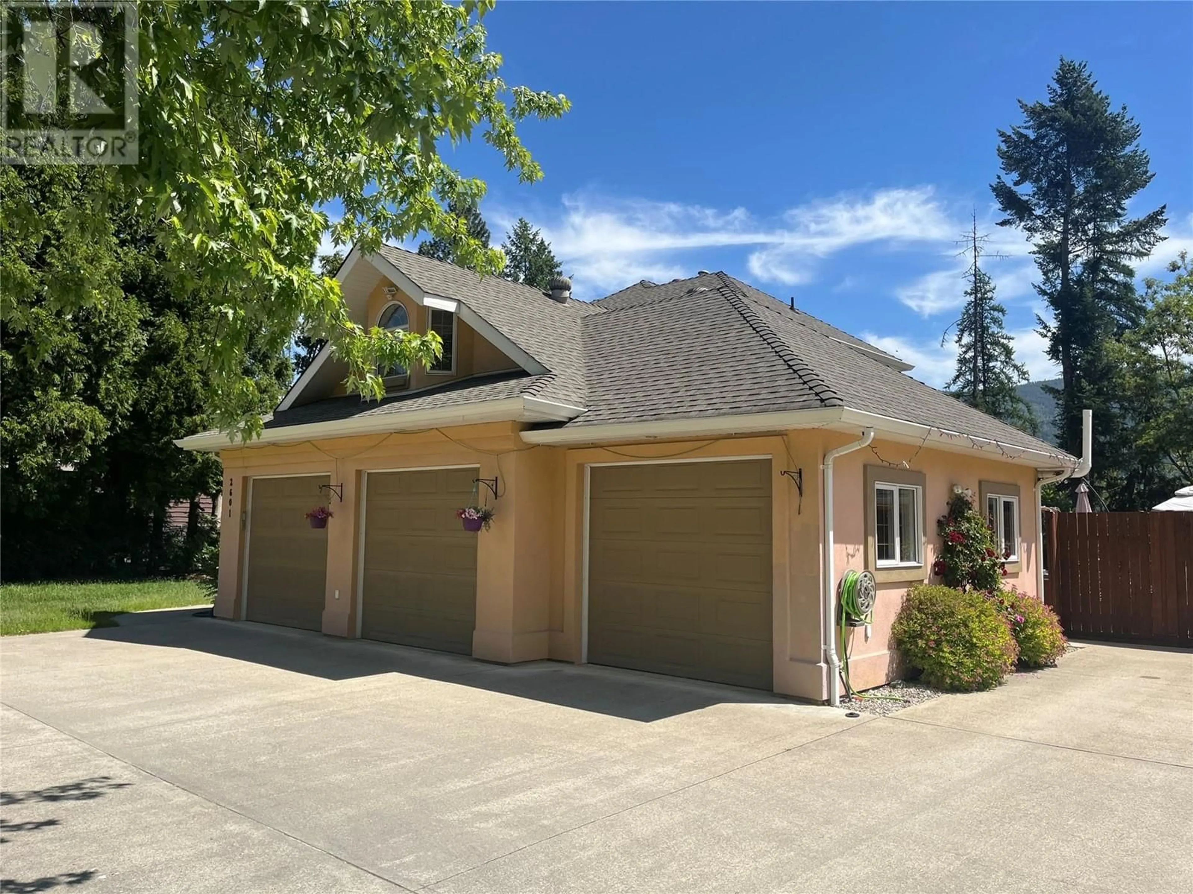 Indoor garage for 2601 9TH AVENUE, Castlegar British Columbia V1N2Y7