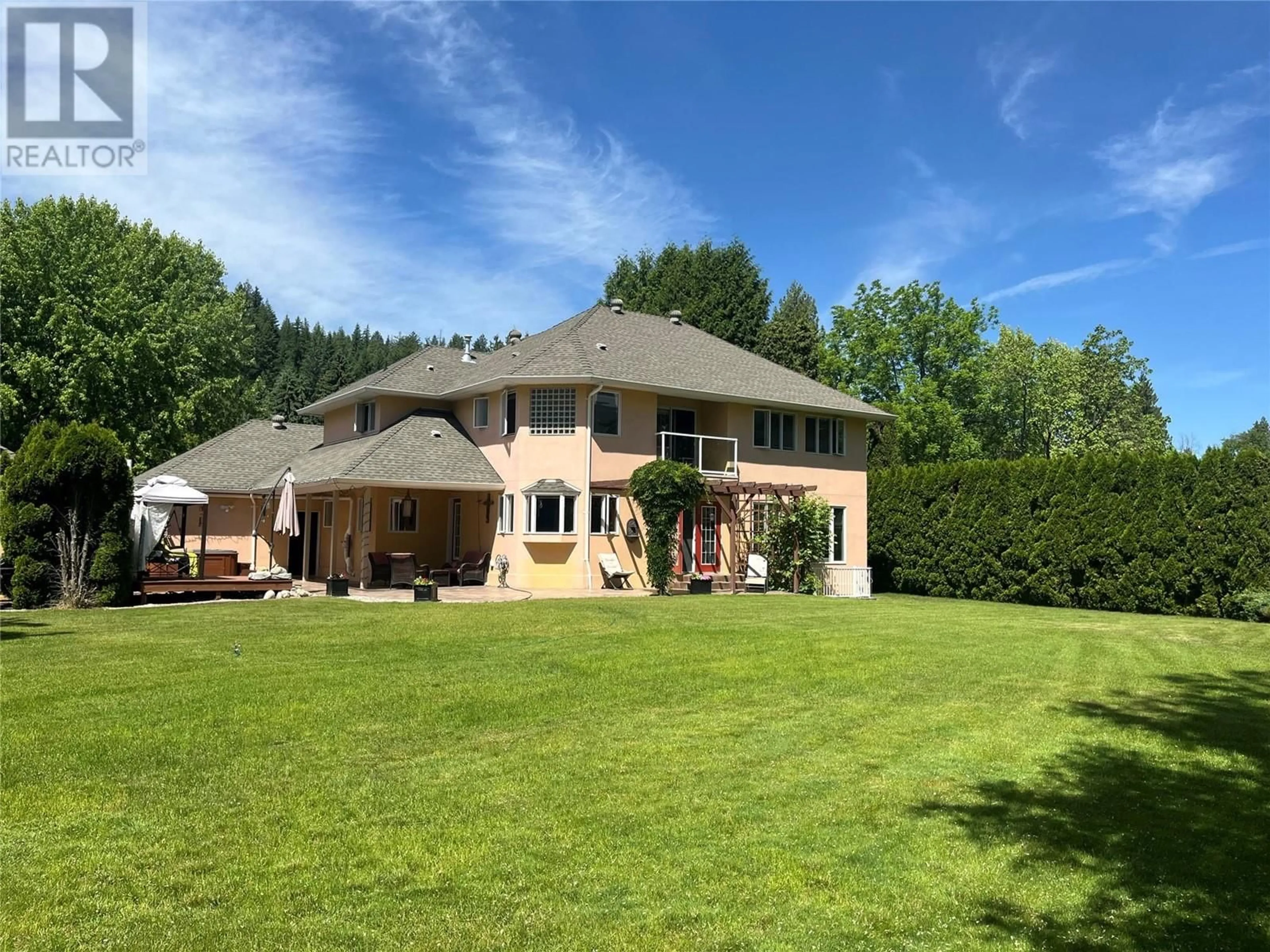 A pic from outside/outdoor area/front of a property/back of a property/a pic from drone, unknown for 2601 9TH AVENUE, Castlegar British Columbia V1N2Y7