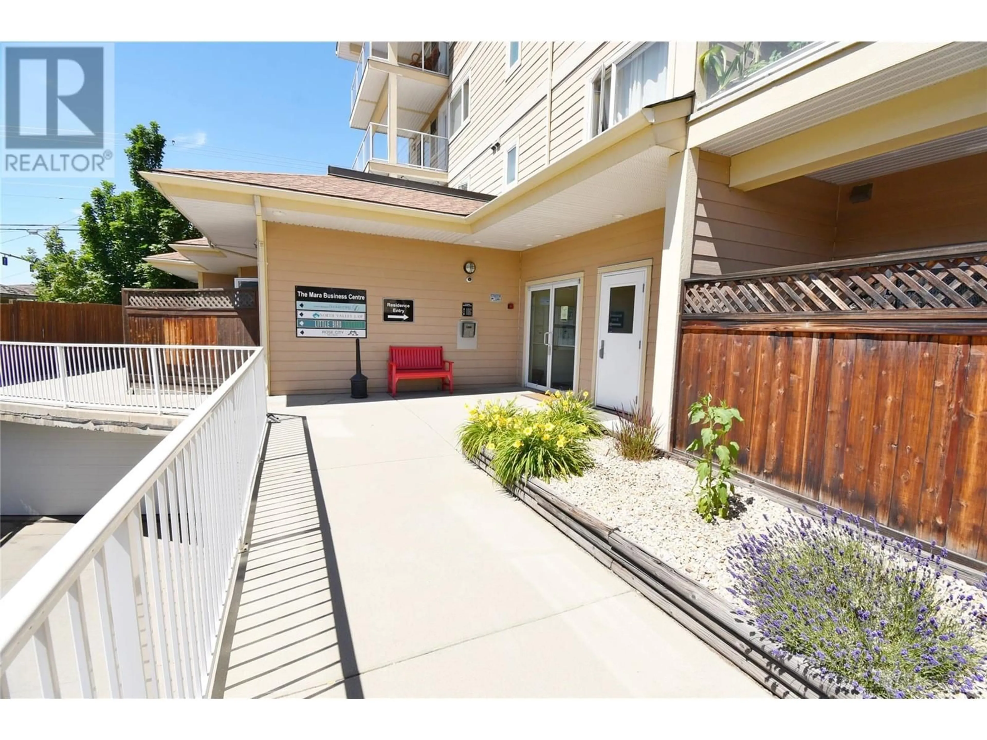 Patio, street for 102 - 4205 27 STREET, Vernon British Columbia V1T4Y3