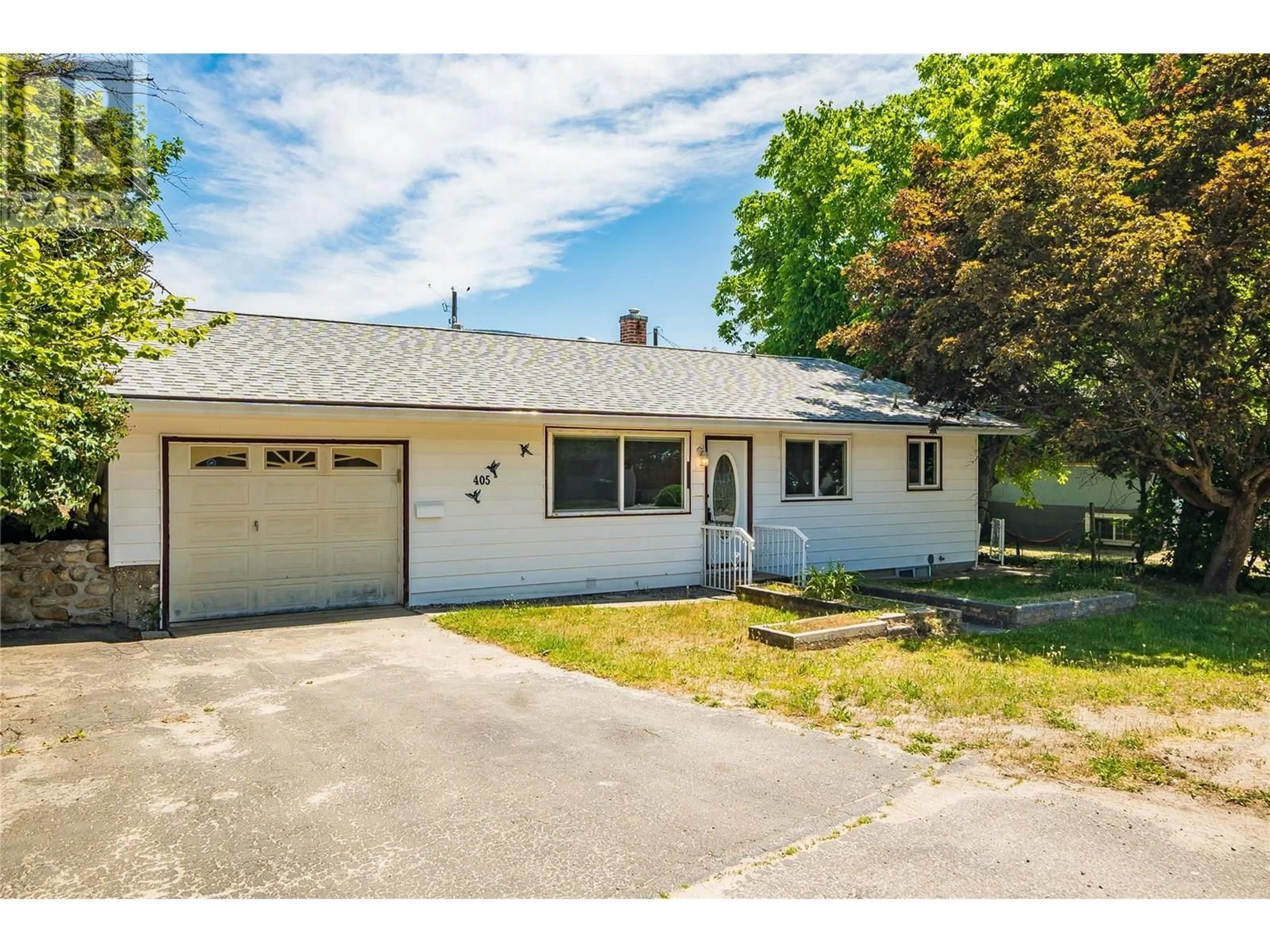 A pic from outside/outdoor area/front of a property/back of a property/a pic from drone, street for 405 10TH AVENUE, Castlegar British Columbia V1N1K5