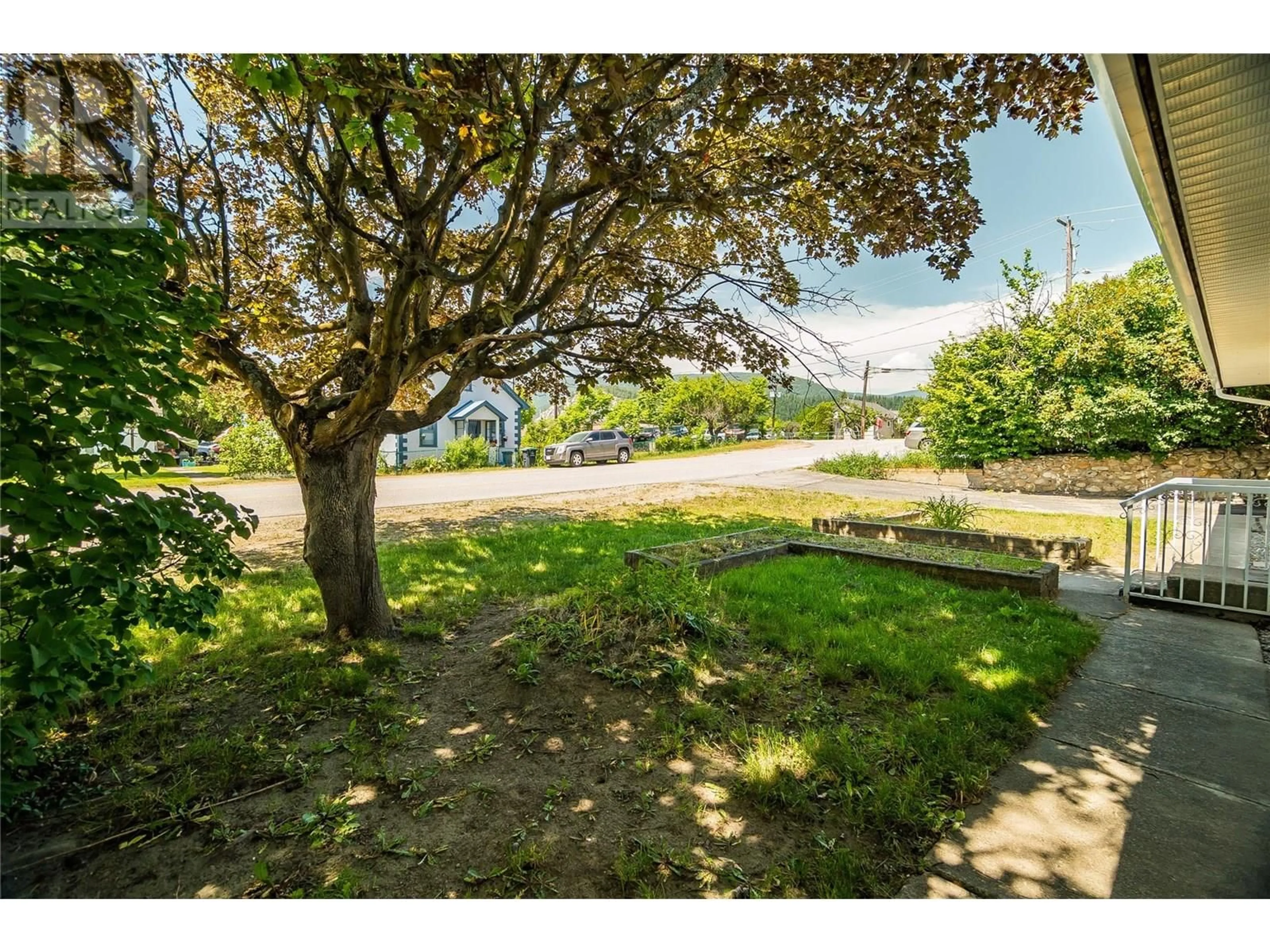 A pic from outside/outdoor area/front of a property/back of a property/a pic from drone, street for 405 10TH AVENUE, Castlegar British Columbia V1N1K5