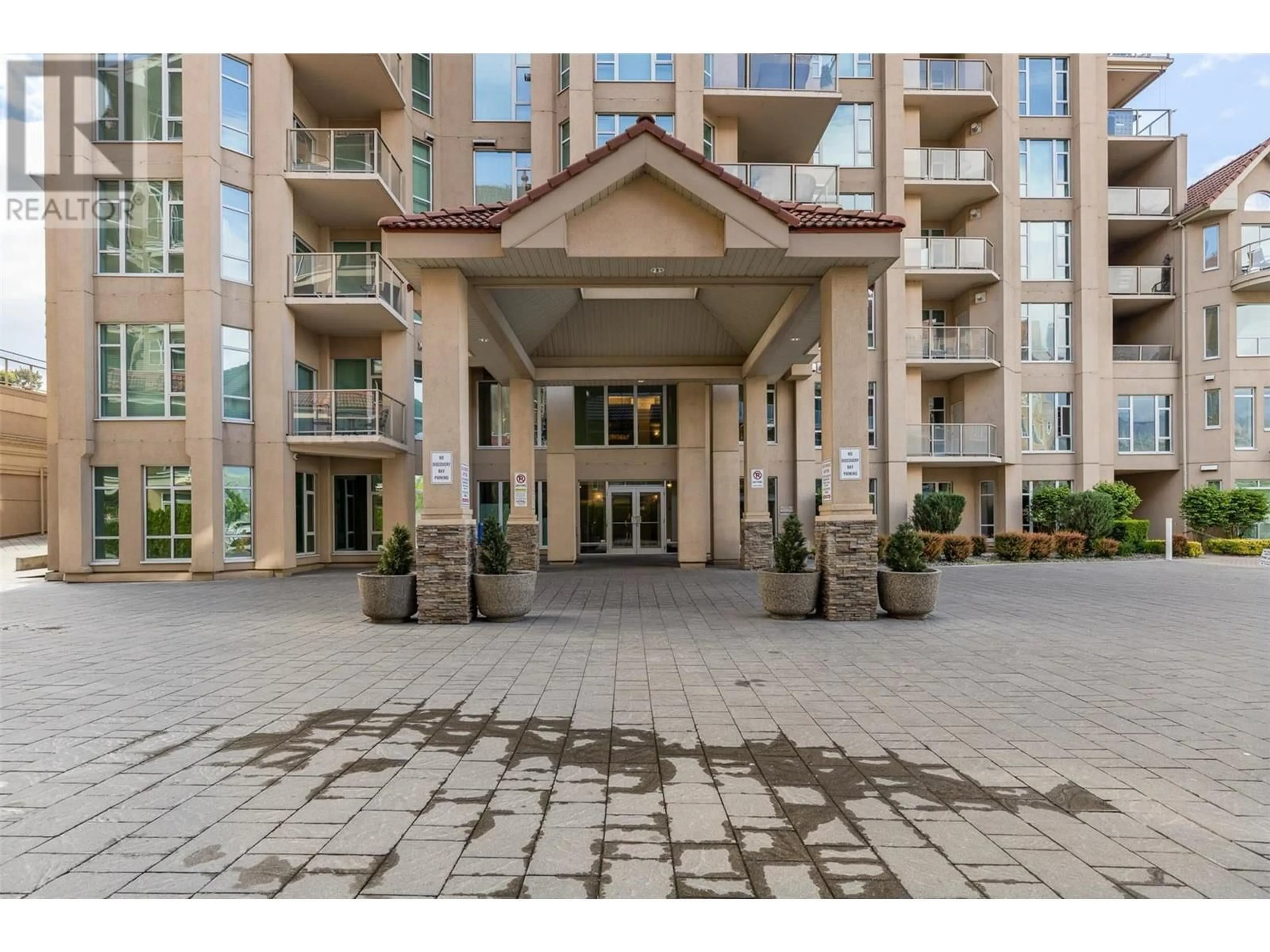 Indoor foyer for 401 - 1128 SUNSET DRIVE, Kelowna British Columbia V1Y9W7