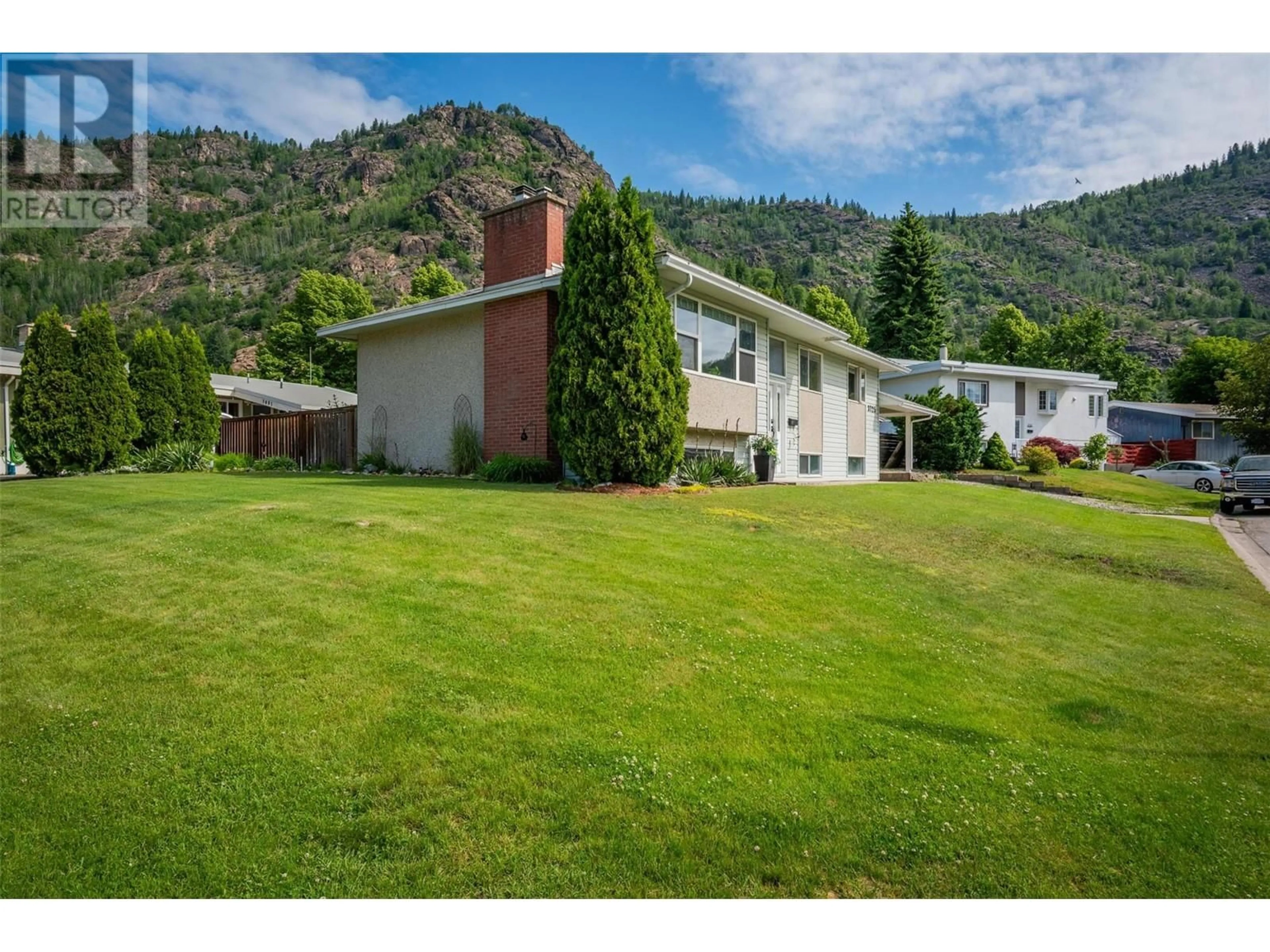 A pic from outside/outdoor area/front of a property/back of a property/a pic from drone, mountain view for 3725 DOGWOOD DRIVE, Trail British Columbia V1R2V4