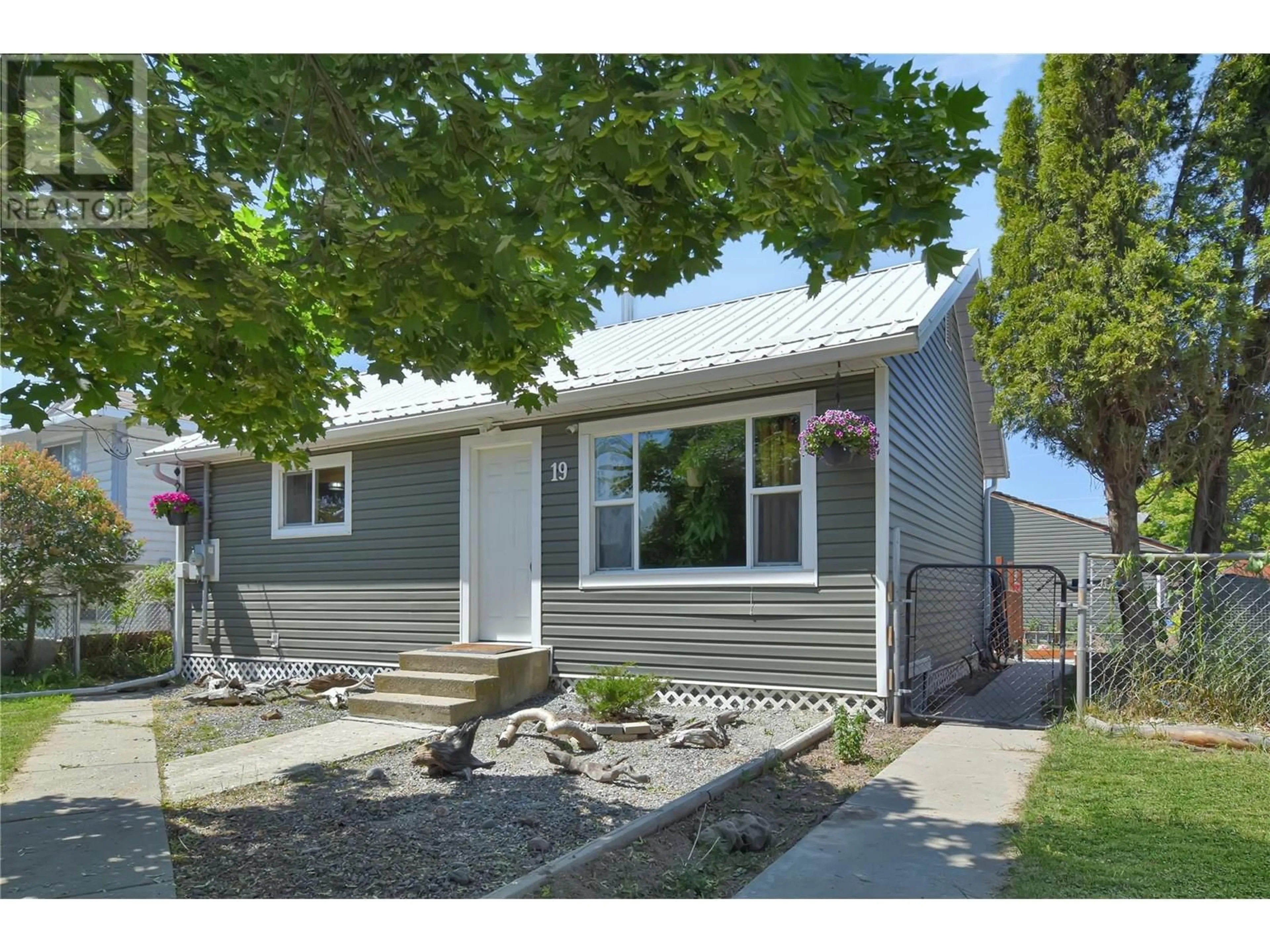Home with vinyl exterior material, street for 19 WATTSVILLE ROAD OTHER, Cranbrook British Columbia V1C2A1