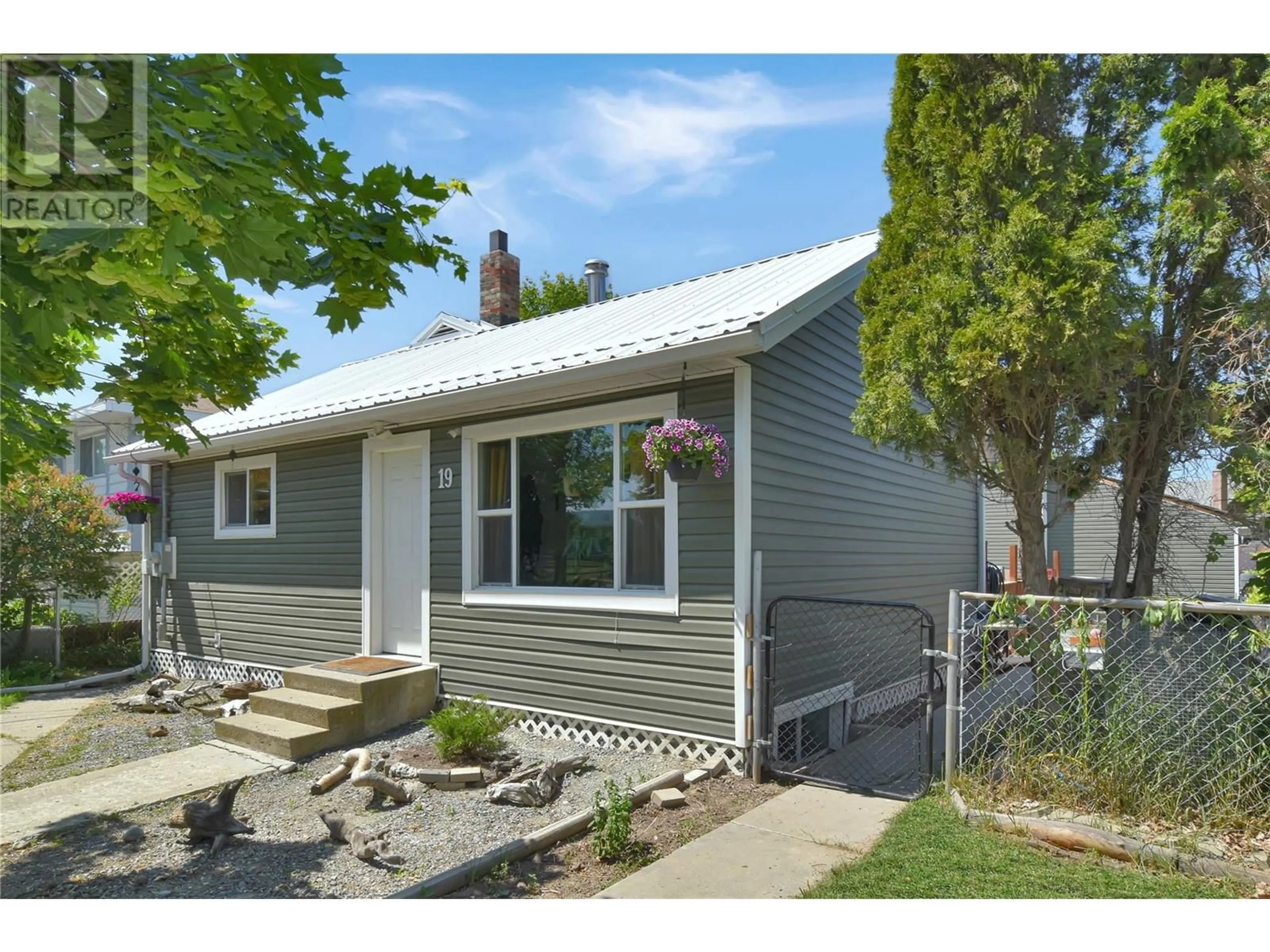 Home with vinyl exterior material, street for 19 WATTSVILLE ROAD OTHER, Cranbrook British Columbia V1C2A1