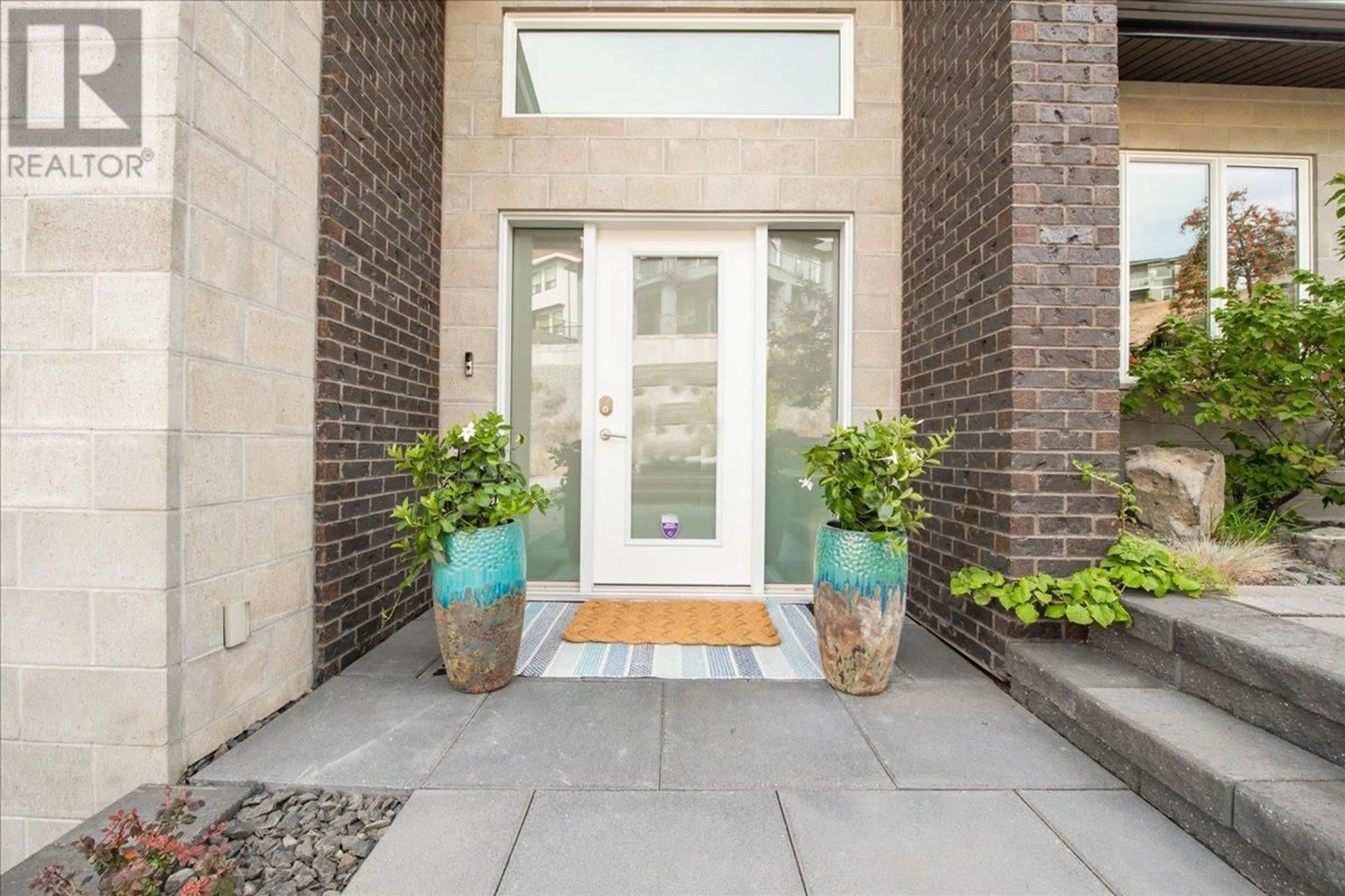 Indoor entryway for 1046 HENDERSON DRIVE, Kelowna British Columbia V1P1S5