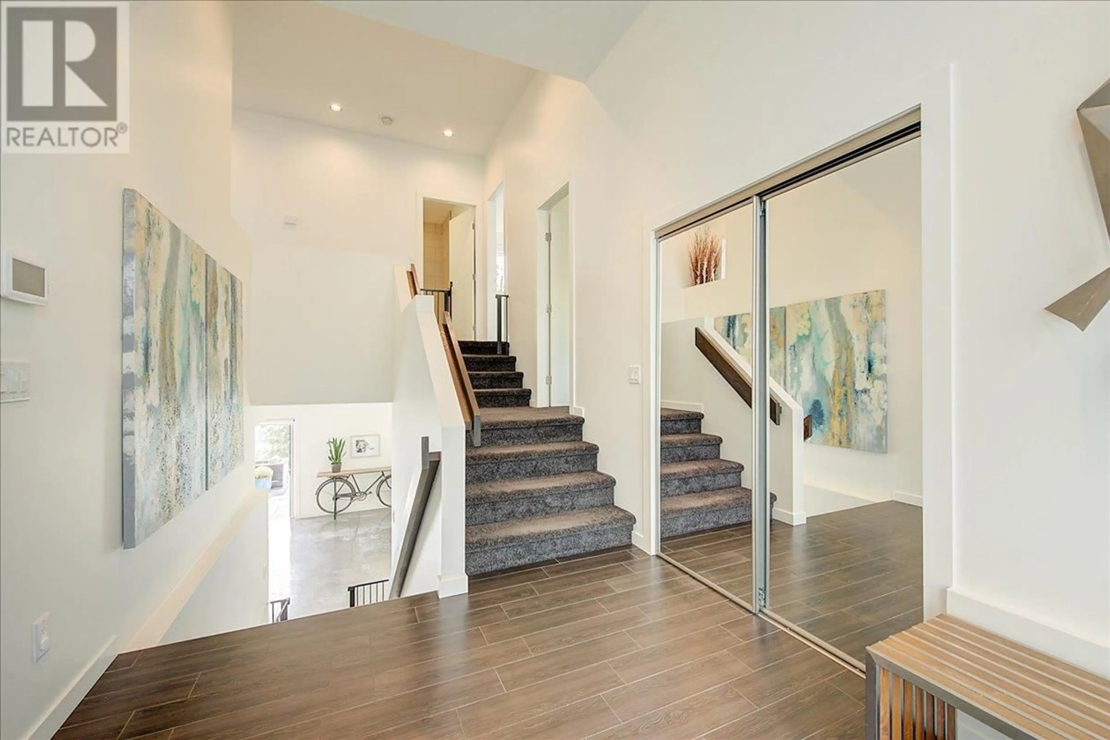 Indoor foyer for 1046 HENDERSON DRIVE, Kelowna British Columbia V1P1S5